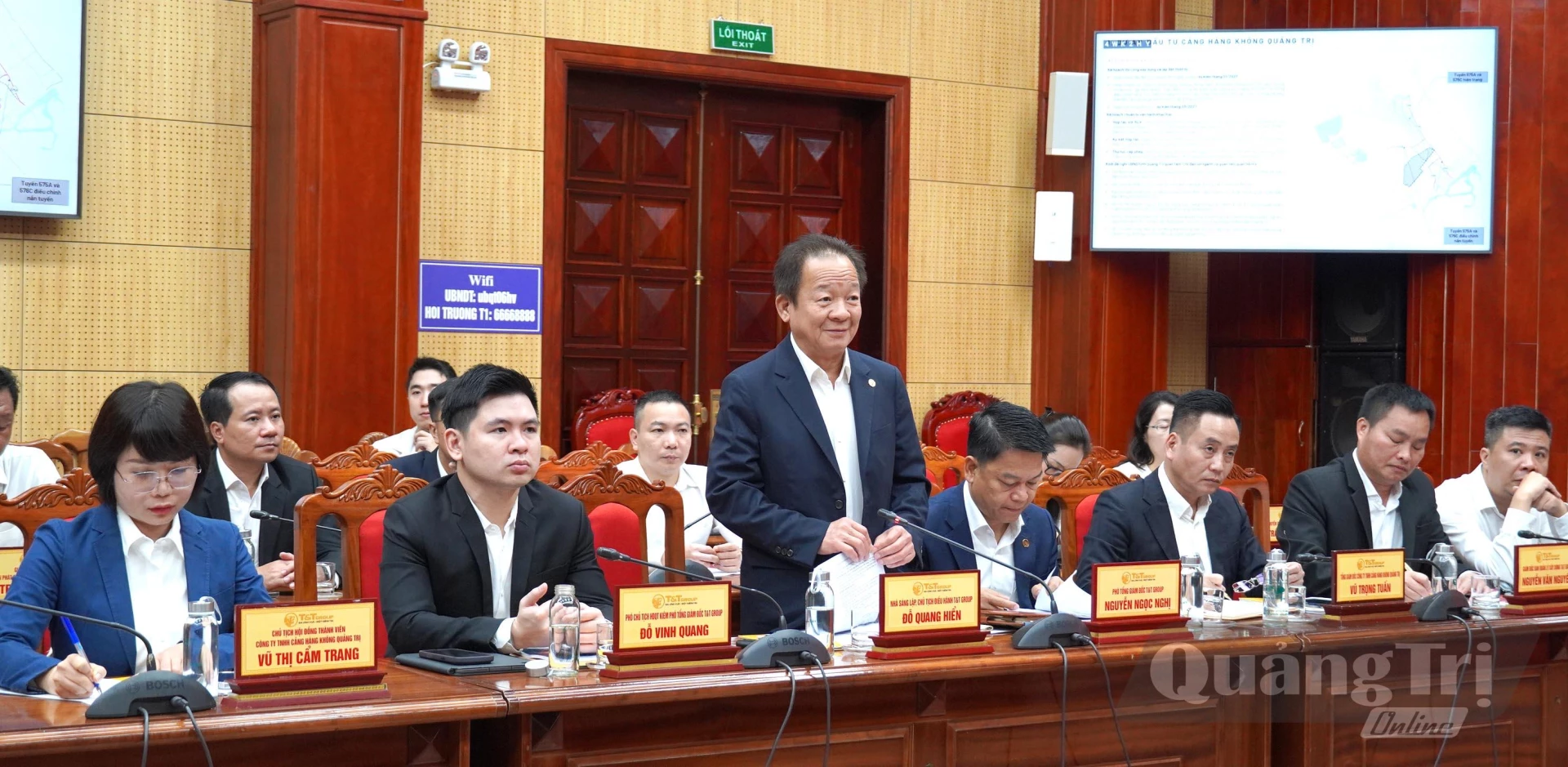 Đại diện lãnh đạo Công ty cổ phần Tập đoàn T&T báo cáo tình hình thực hiện các dự án đầu tư trên địa bàn tỉnh - Ảnh: C.H