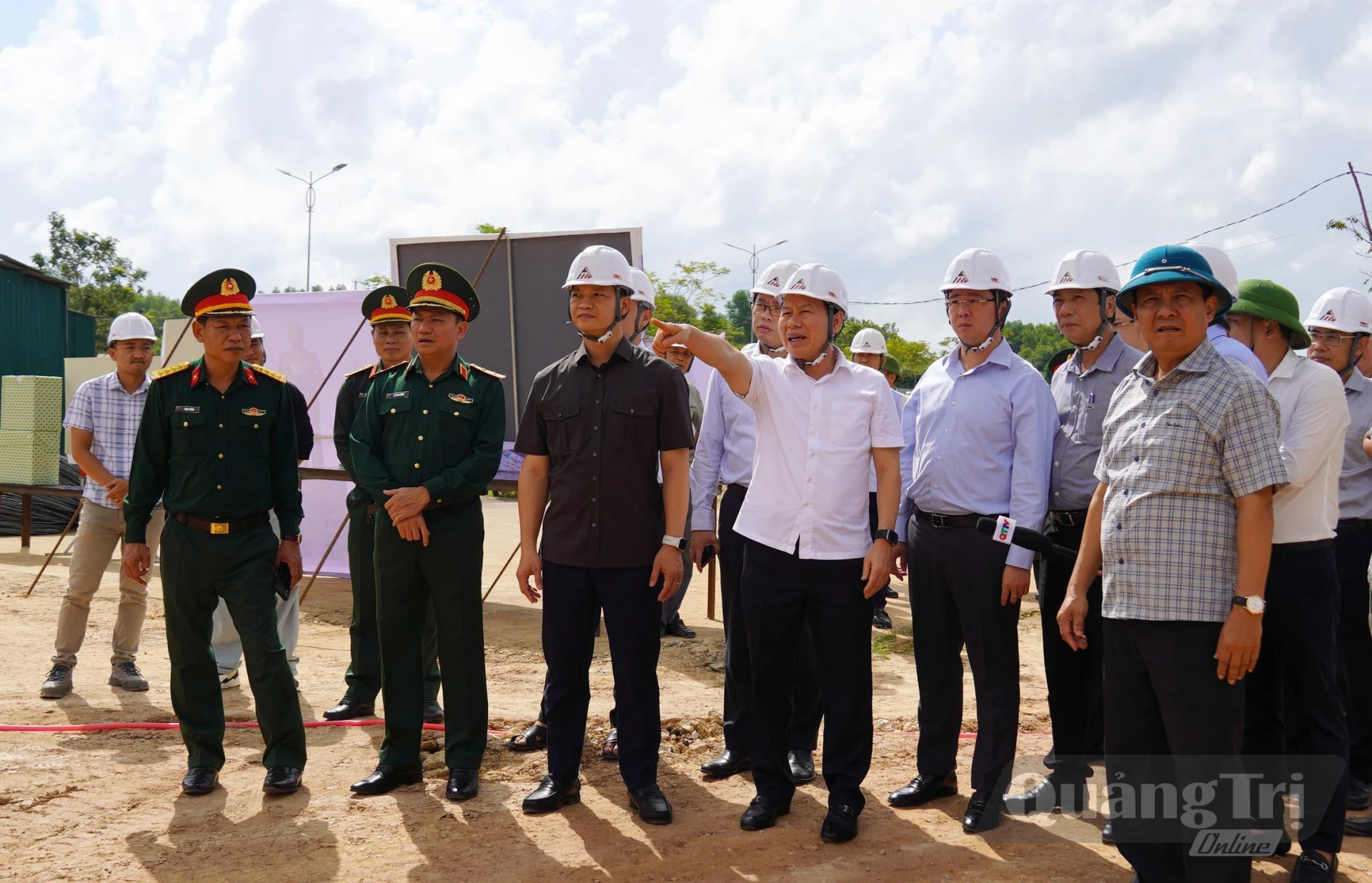 Đồng chí Phó Thủ tướng Chính Phủ kiểm tra hiện trường dự án Trường Chính trị Lê Duẩn - Ảnh: C.H