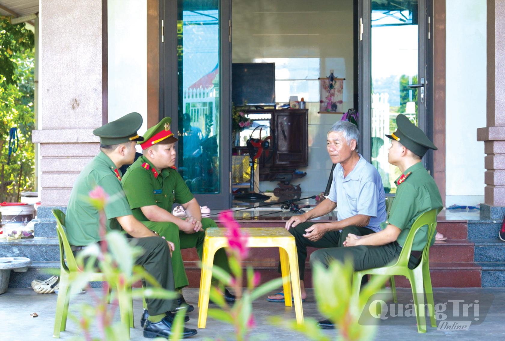 Công an phường Đồng Thuận thường xuyên gặp gỡ người dân trên địa bàn để chủ động nắm bắt tình hình - Ảnh: Q.V