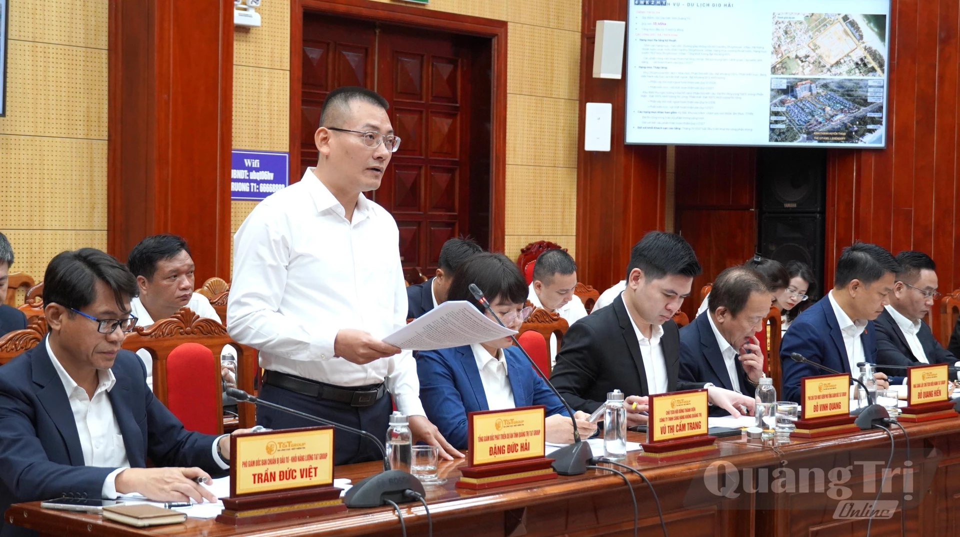Đại diện lãnh đạo Công ty cổ phần Tập đoàn T&T báo cáo tình hình thực hiện các dự án đầu tư trên địa bàn tỉnh - Ảnh: C.H