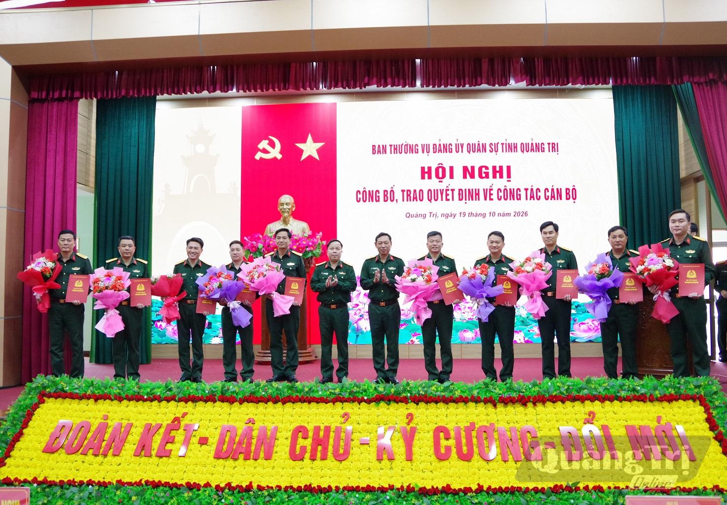 Đại tá Phan Thắng, Ủy viên Ban Thường vụ Tỉnh uỷ, Phó Bí thư Đảng ủy Quân sự tỉnh, Chỉ huy trưởng Bộ CHQS tỉnh và Đại tá Trương Viết Hải, Tỉnh ủy viên, Phó Bí thư Thường trực Đảng ủy Quân sự tỉnh, Chính ủy Bộ CHQS tỉnh trao Quyết định của Quân khu cho các đồng chí được nhận Quyết định trong đợt này