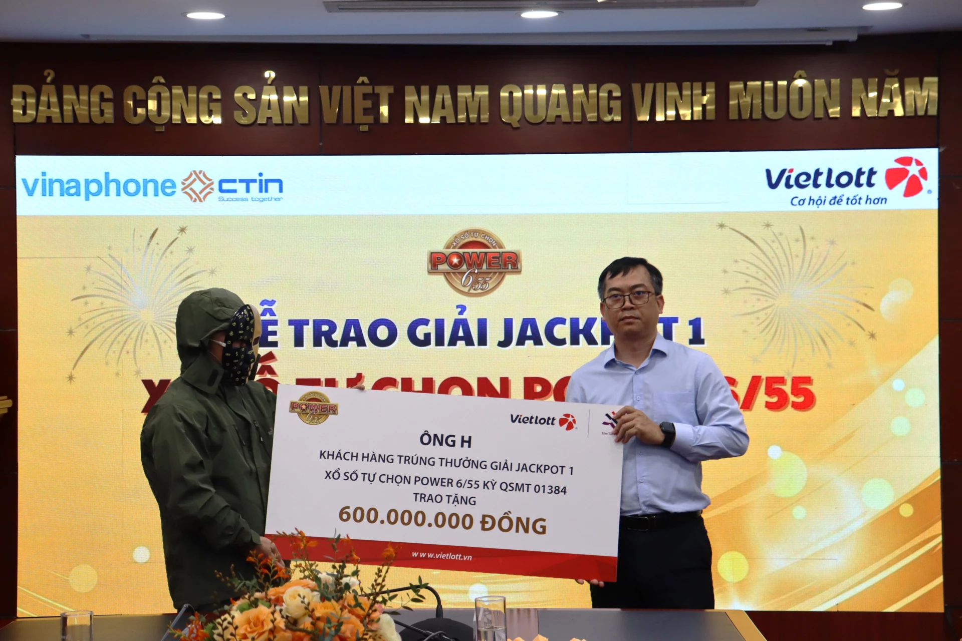 Ông H. trao tặng 600 triệu đồng để thực hiện các hoạt động an sinh xã hội thông qua Quỹ Tâm Tài Việt.