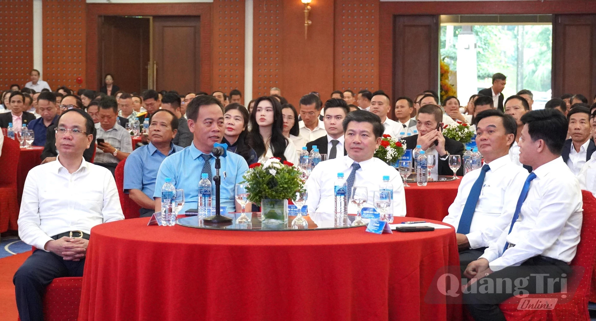 Các đồng chí lãnh đạo tỉnh dự buổi gặp mặt doanh nhân, doanh nghiệp - Ảnh: C.H
