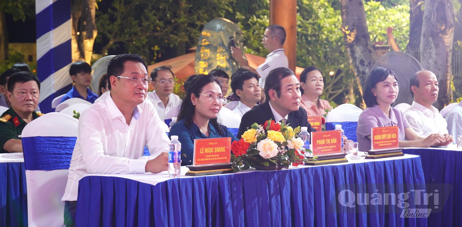 Các đại biểu dự buổi lễ - Ảnh: C.H