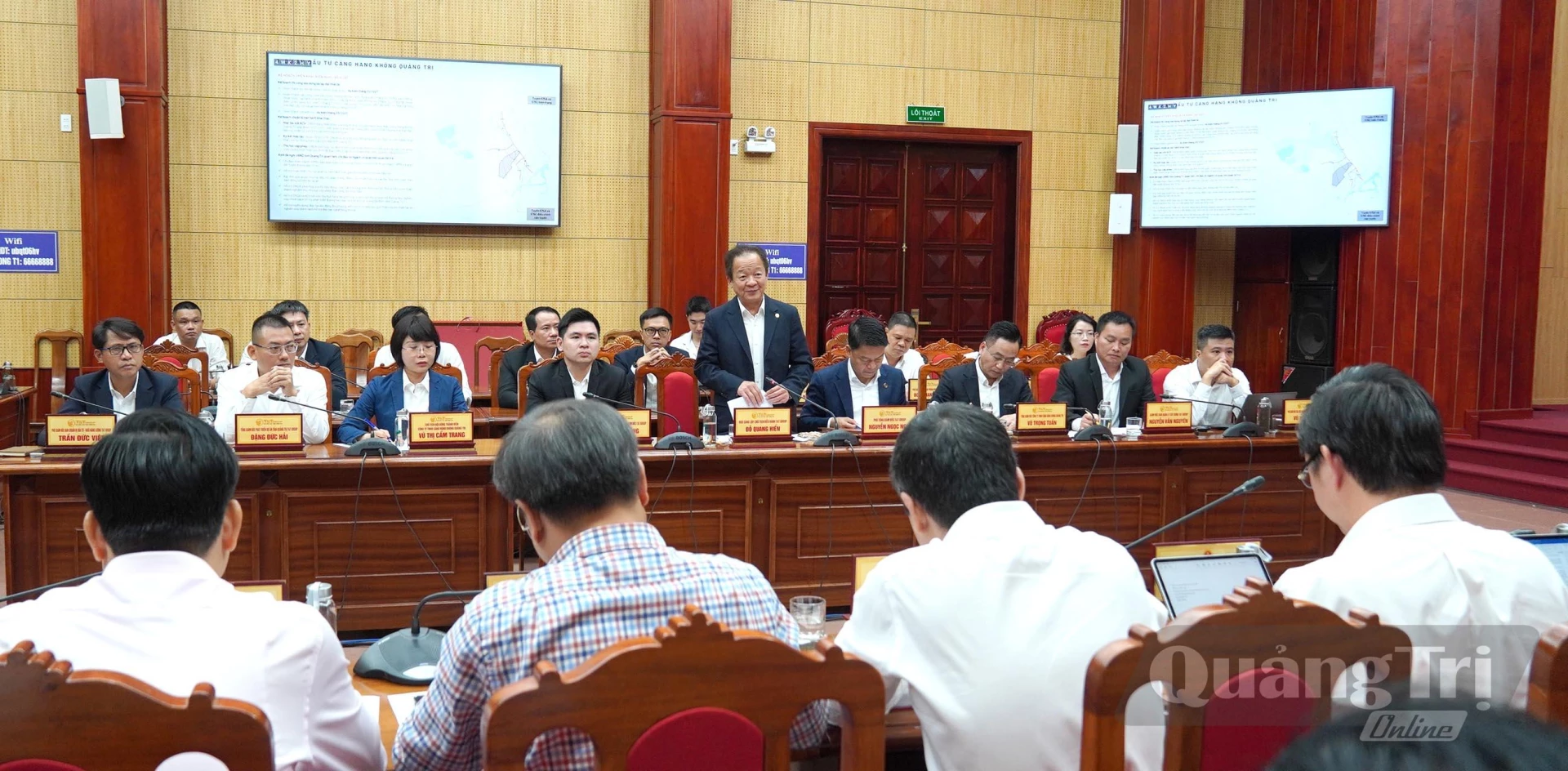 Đại diện lãnh đạo Công ty cổ phần Tập đoàn T&T báo cáo tình hình thực hiện các dự án đầu tư trên địa bàn tỉnh - Ảnh: C.H