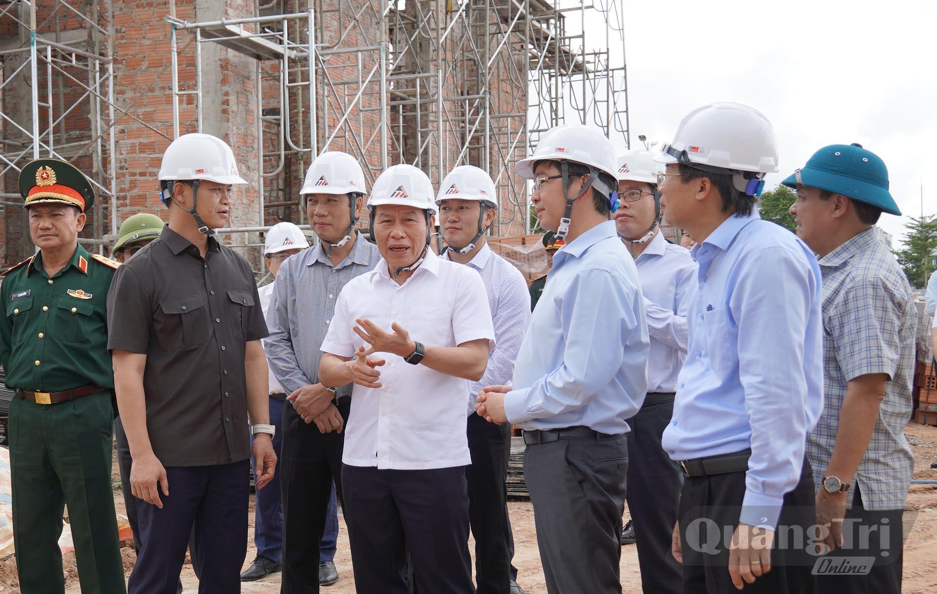 Đồng chí Phó Thủ tướng Chính Phủ trao đổi với lãnh đạo tỉnh - Ảnh: C.