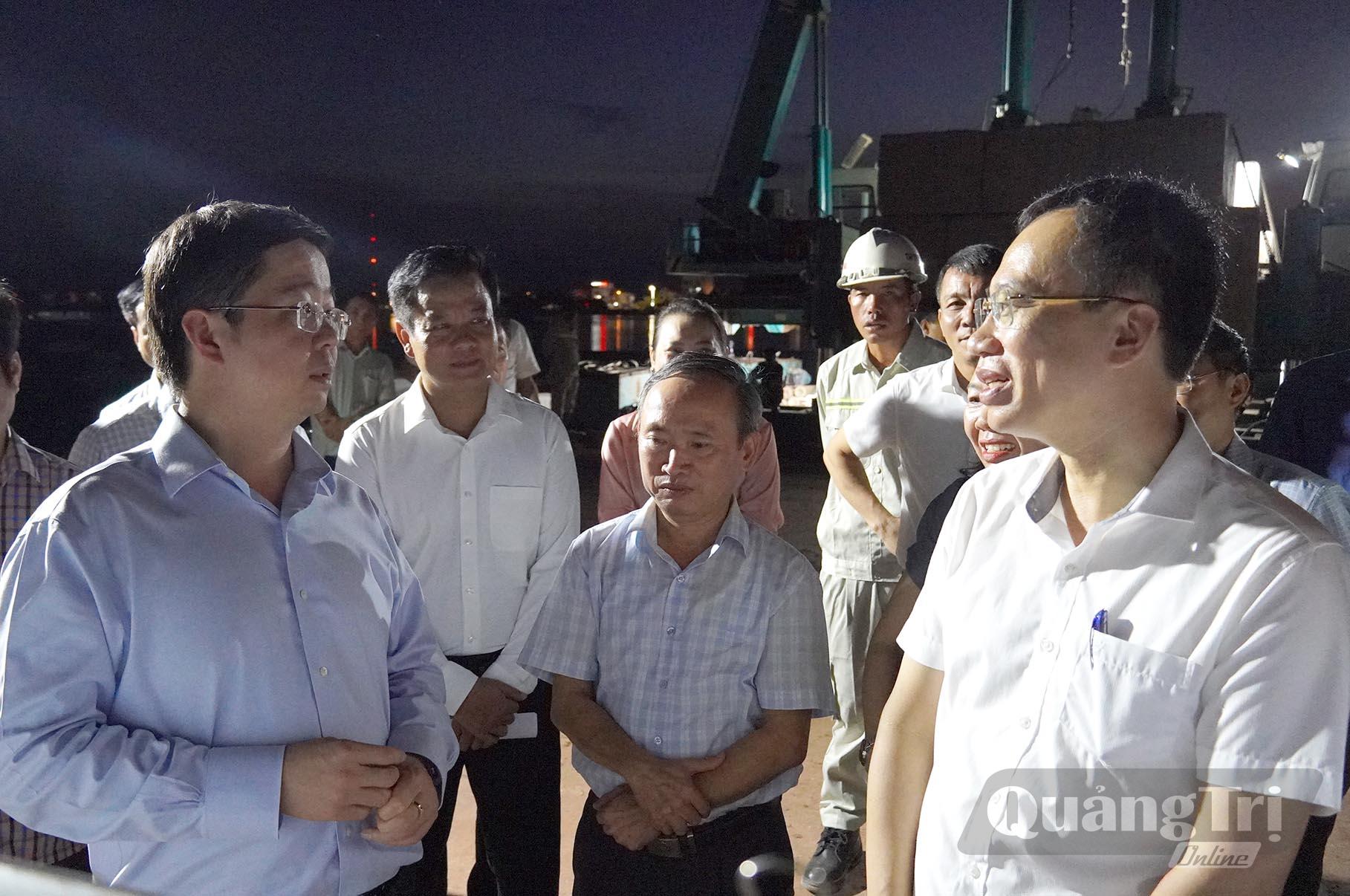 Đồng chí Chủ tịch UBND tỉnh nhấn mạnh các đơn vị liên quan vào cuộc đồng hành với đơn vị thi công, để đẩy nhanh tiến độ triển khai các dự án - Ảnh: C.H