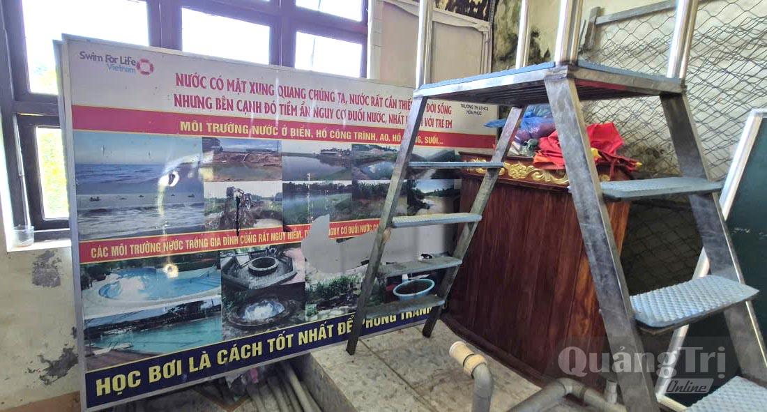 Biển cảnh báo phòng, chống đuối nước cũng bị… “xếp xó” - Ảnh: C.H