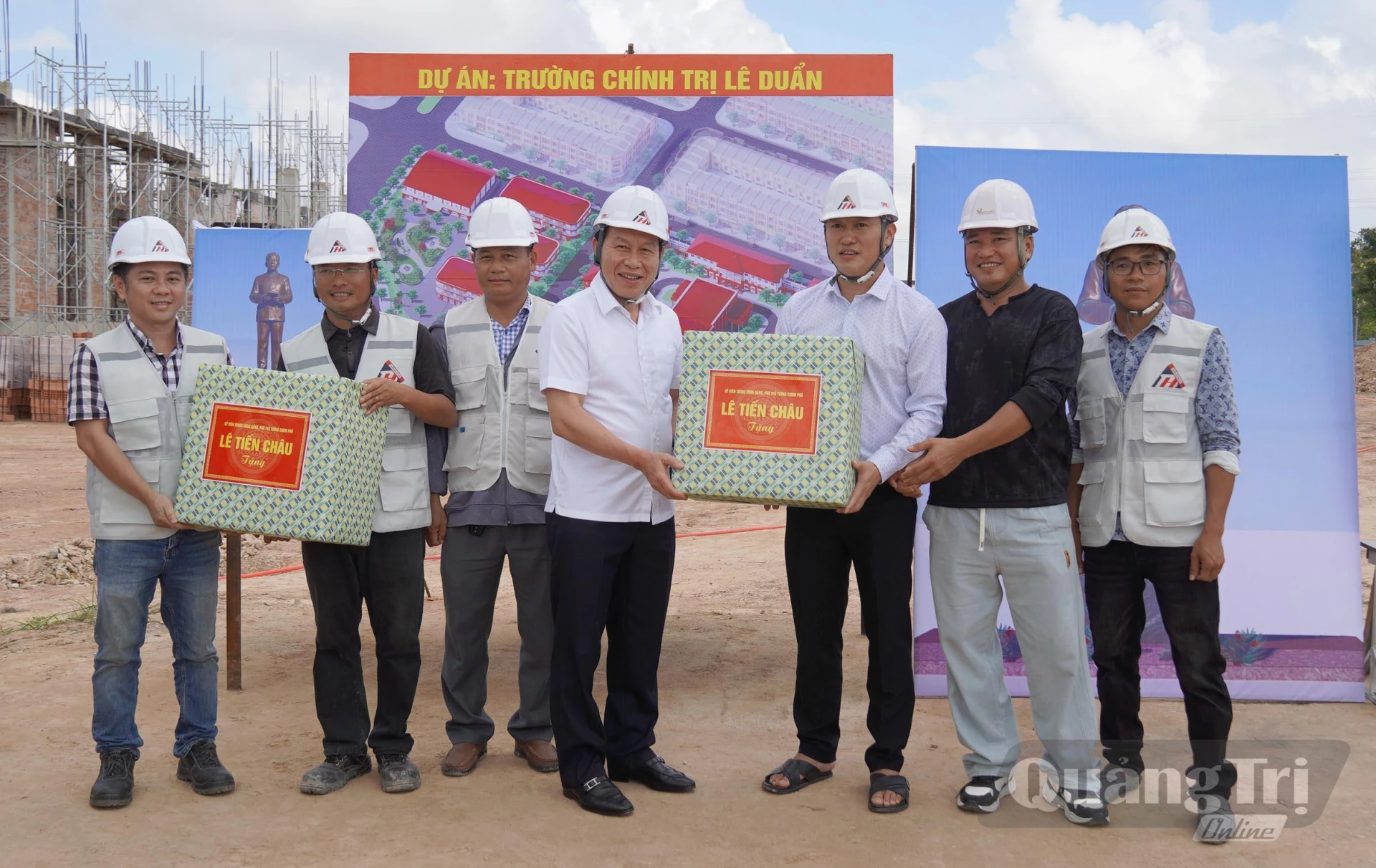 Đồng chí Phó Thủ tướng Chính Phủ tặng quà, động viên công nhân người lao động trên công trường - Ảnh: C.H