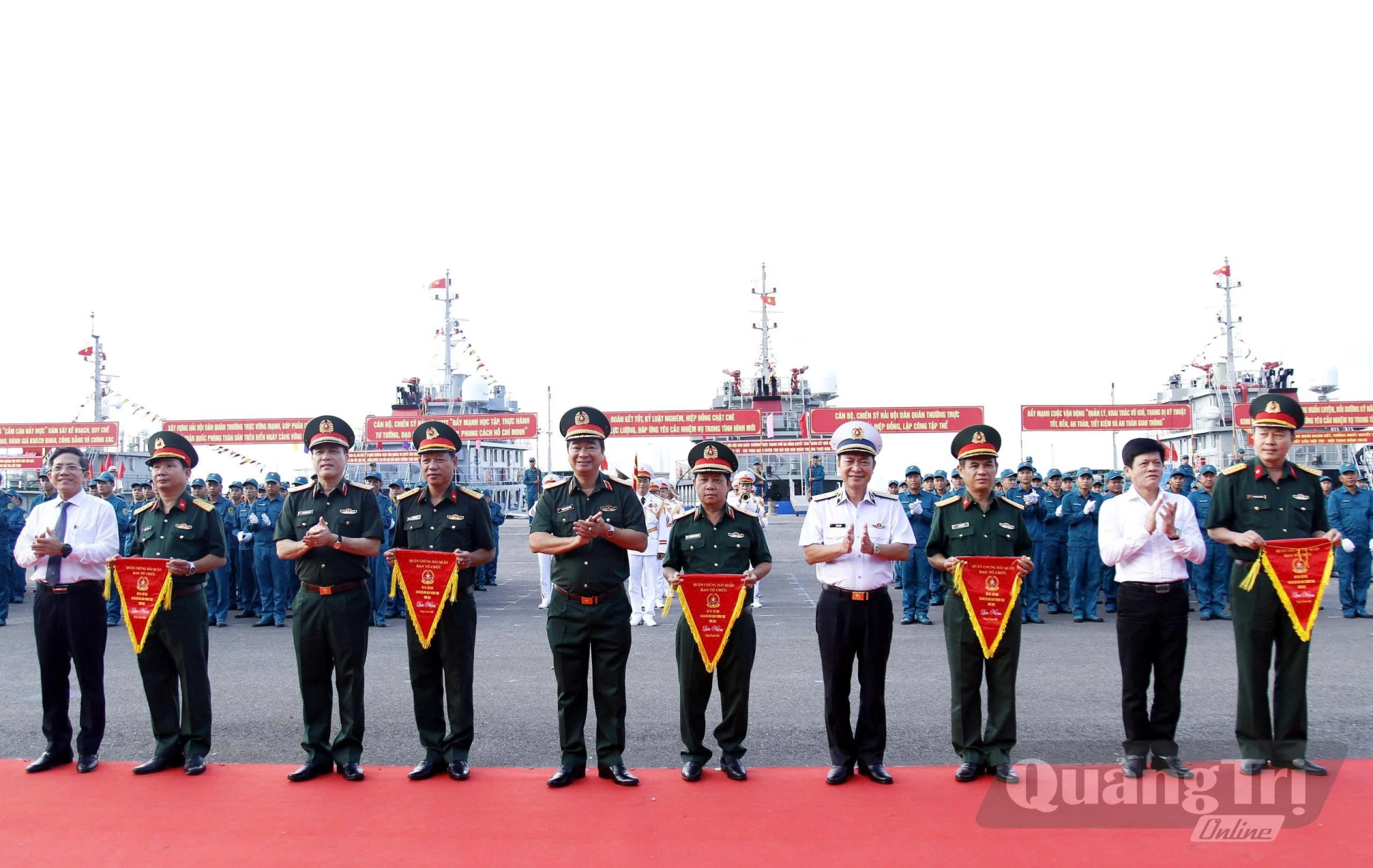 Thủ trưởng Bộ Tổng Tham mưu cùng các đại biểu trao cờ lưu niệm tặng lực lượng tham gia hội thi - Ảnh: X.D
