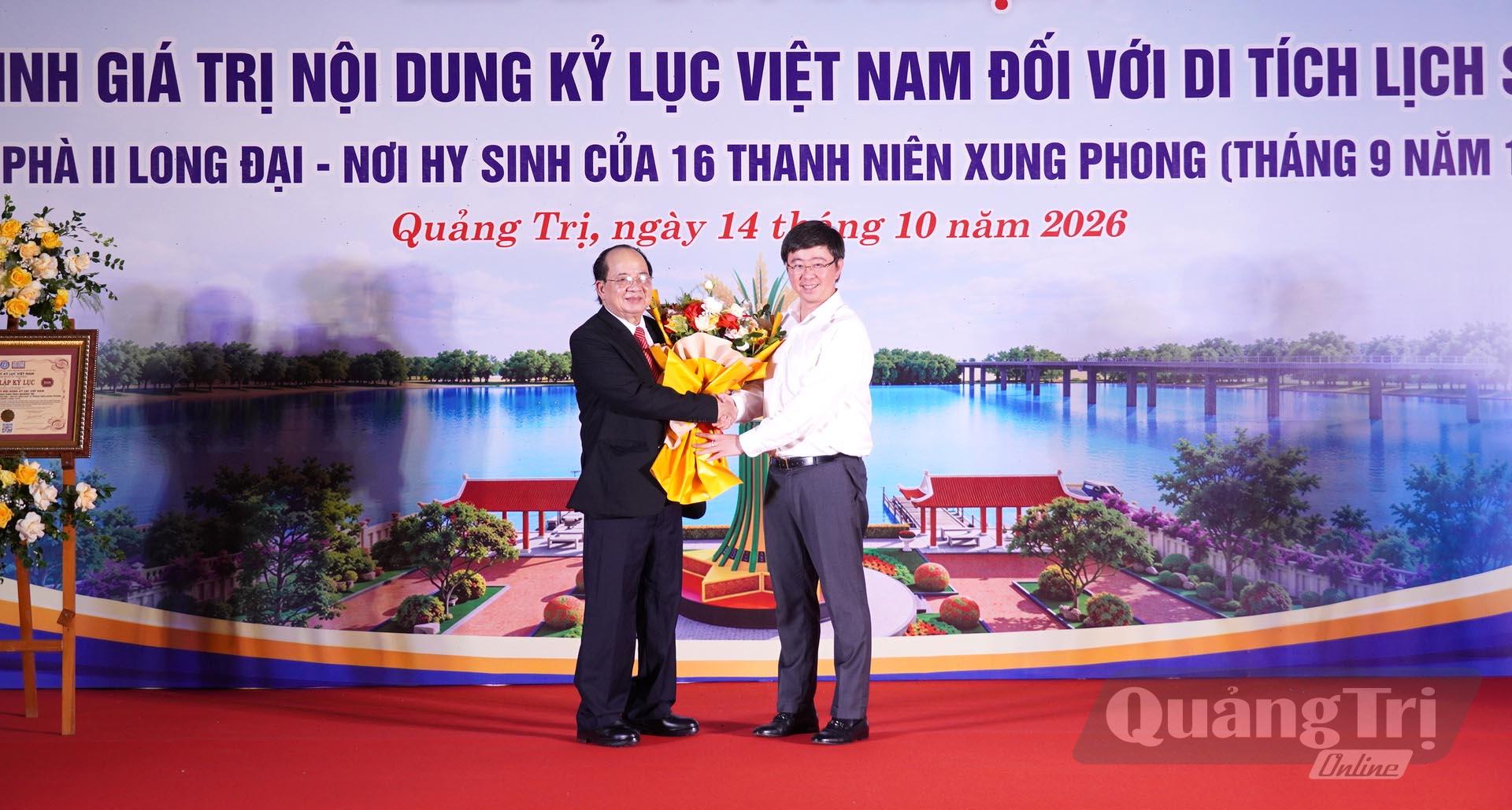 Đồng chí Bùi Hoàng Phương, Chủ tịch UBND tỉnh nhận Bằng tôn vinh giá trị nôi dung kỷ lục Việt Nam - Ảnh: C.H