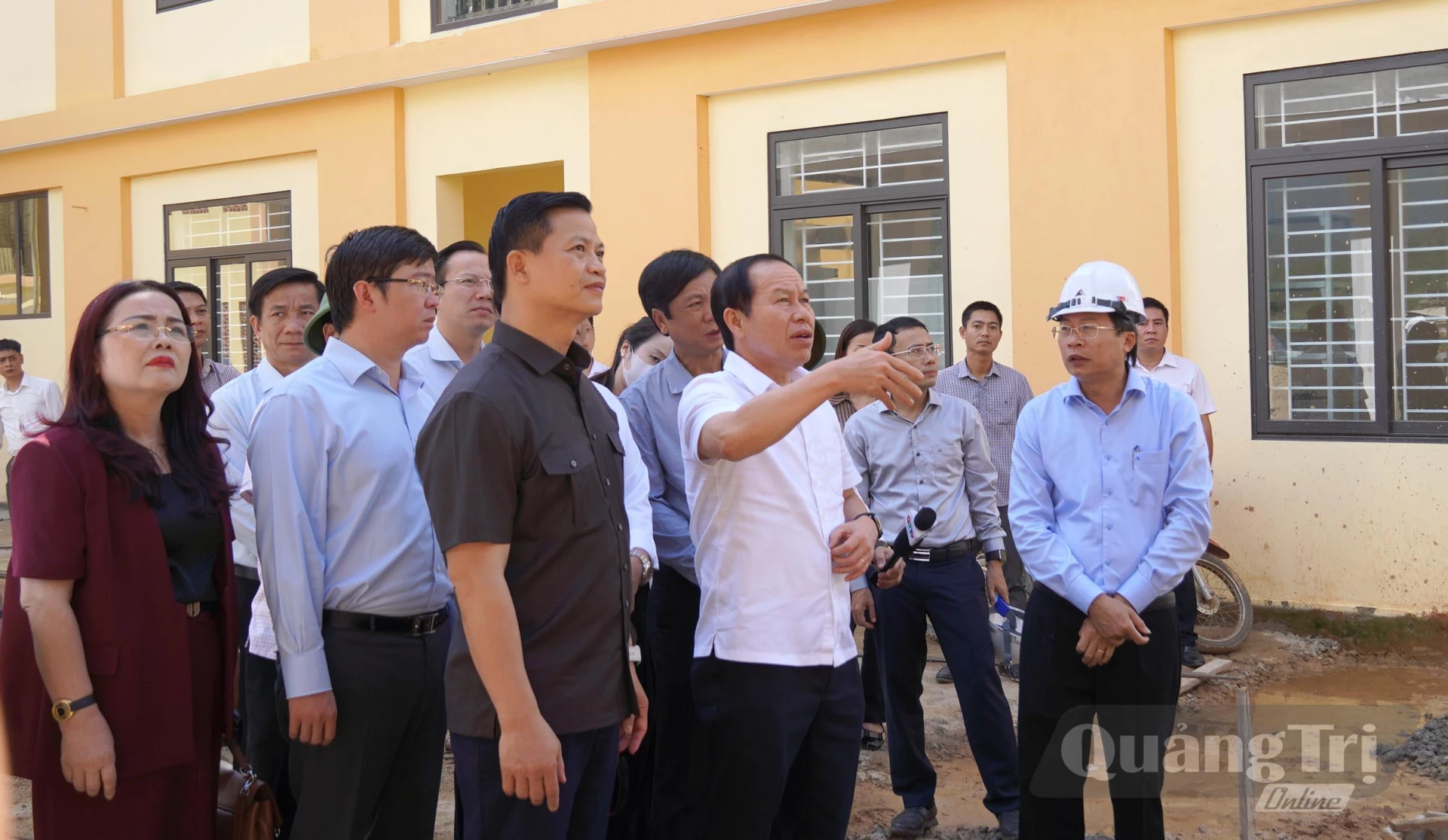 Đoàn công tác Trung ương kiểm tra tiến độ dự án Trường nội trú Tiểu học và Trung học cơ sở Đakrông - Ảnh: C.H
