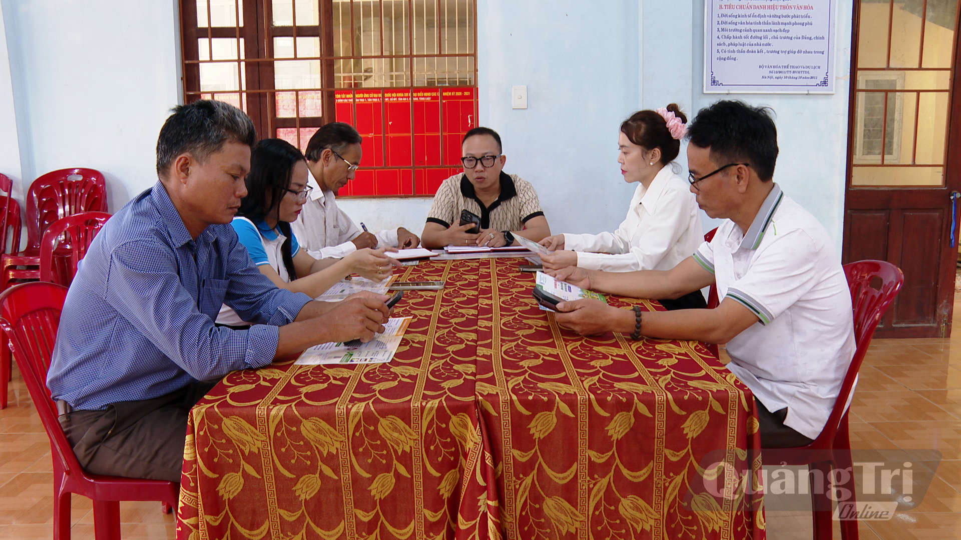Tổ công nghệ số cộng đồng thôn Cổ Mỹ, xã Cửa Tùng trao đổi, triển khai các hoạt động phổ cập kỹ năng số cho người dân, góp phần xây dựng thôn thông minh-Ảnh: P.Q
