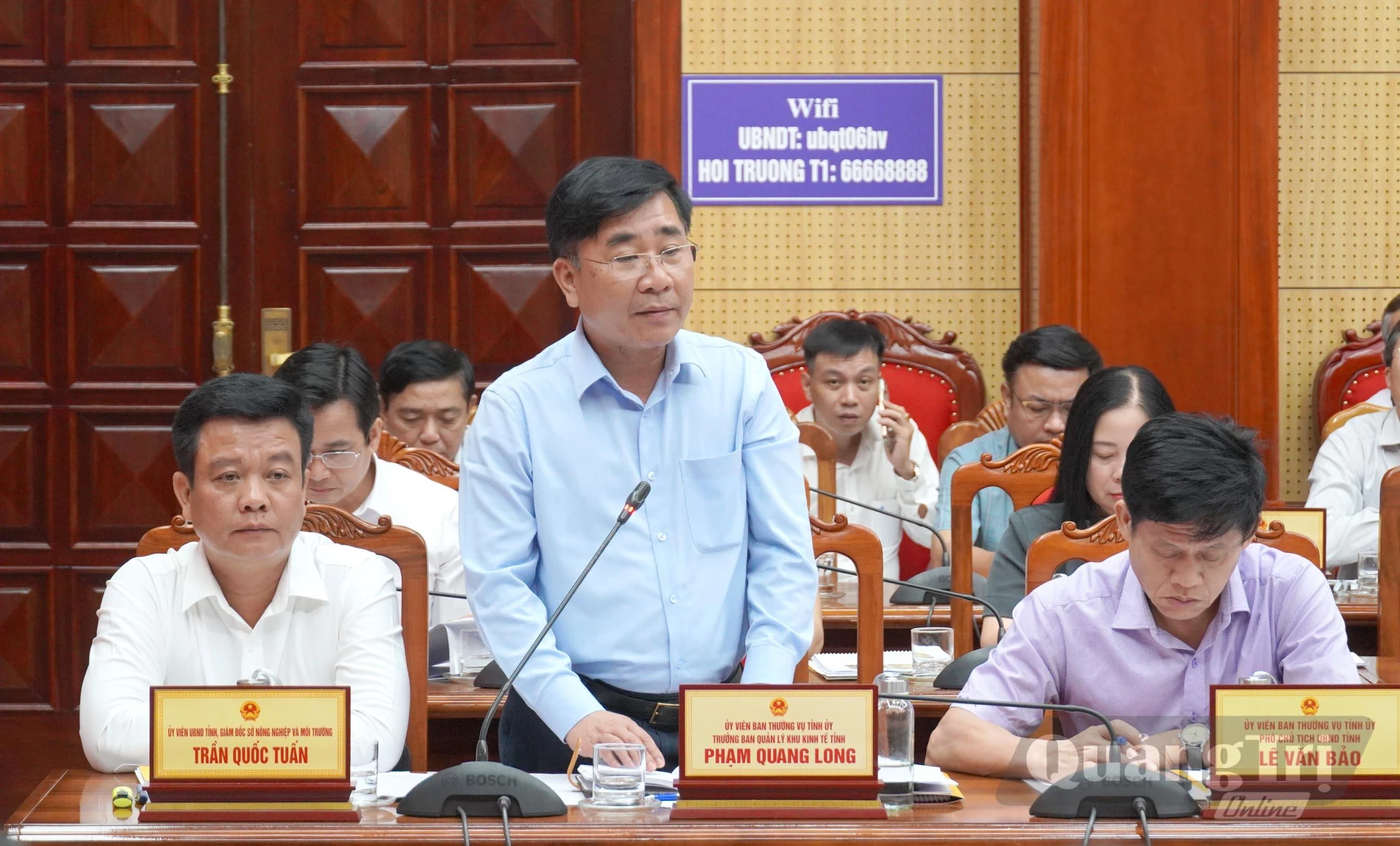 Đại diện lãnh đạo Công ty cổ phần Tập đoàn T&T báo cáo tình hình thực hiện các dự án đầu tư trên địa bàn tỉnh - Ảnh: C.H