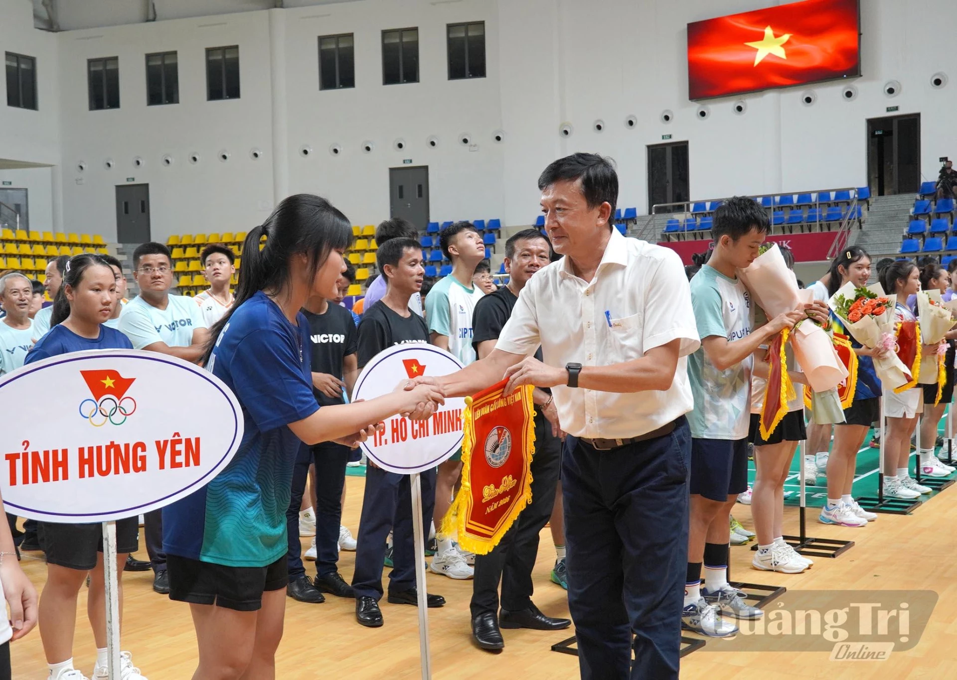 Ban tổ chức tặng hoa, cờ lưu niệm cho các đội, vận động viên - Ảnh: C.H