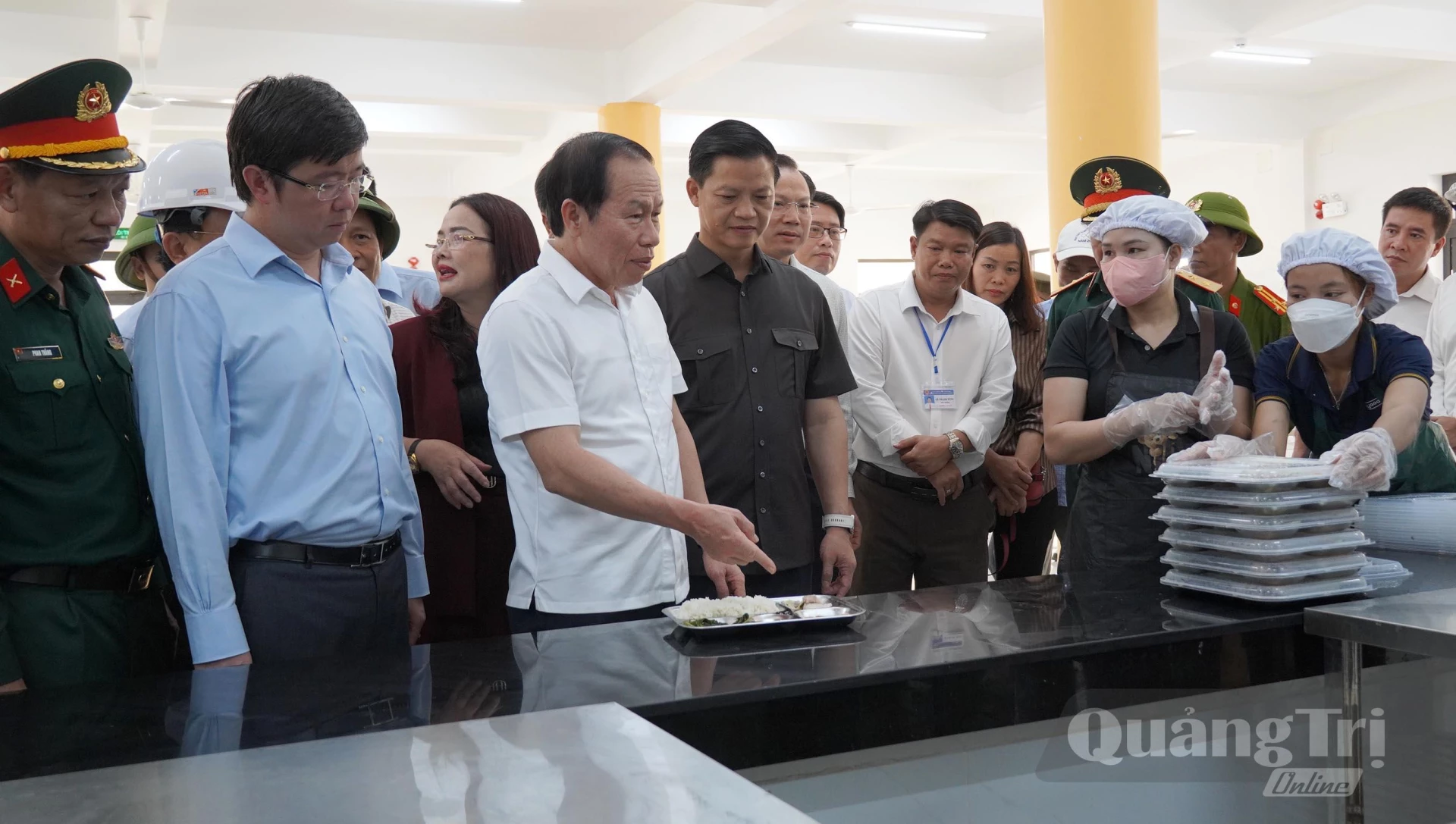 Kiểm tra suất ăn của học sinh tại bếp ăn nội trú của trường - Ảnh: C.H