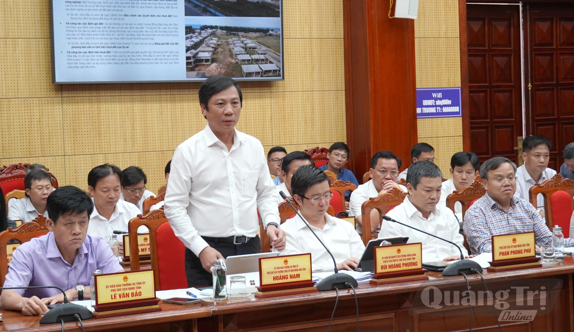 Đại diện lãnh đạo Công ty cổ phần Tập đoàn T&T báo cáo tình hình thực hiện các dự án đầu tư trên địa bàn tỉnh - Ảnh: C.H