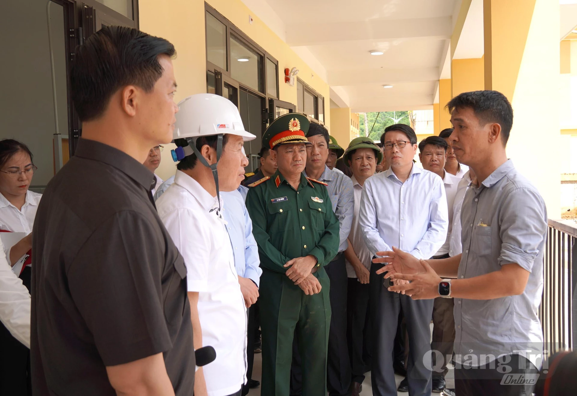Nhà thầu thi công báo cáo tiến độ công trình Trường nội trú Tiểu học và Trung học cơ sở Đakrong - Ảnh: C.H