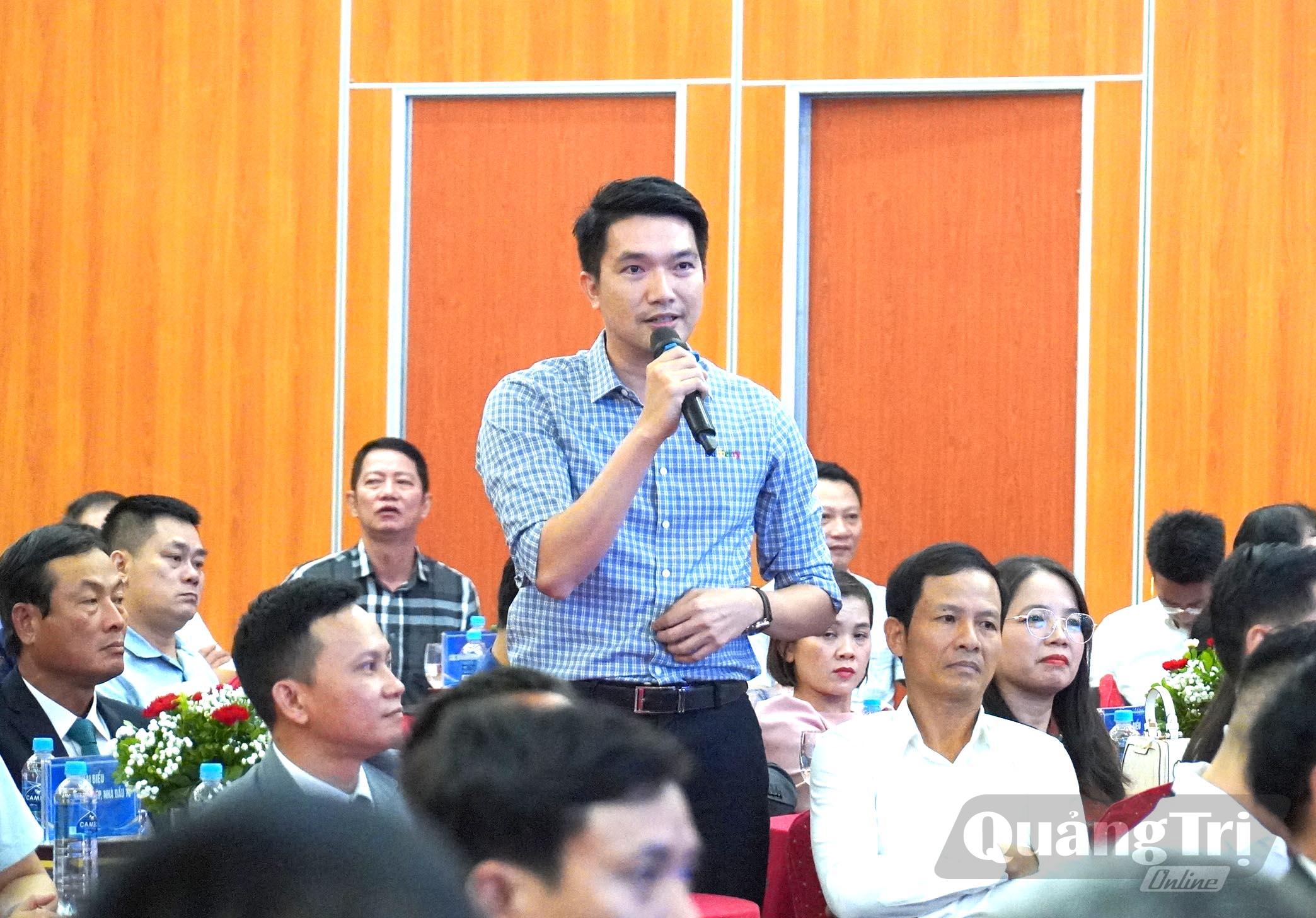 Đồng chí Bí thư Tỉnh ủy Vương Quốc Tuấn trao đổi, gợi mở định hướng phát triển với các doanh nghiệp, nhà đầu tư - Ảnh: C.H