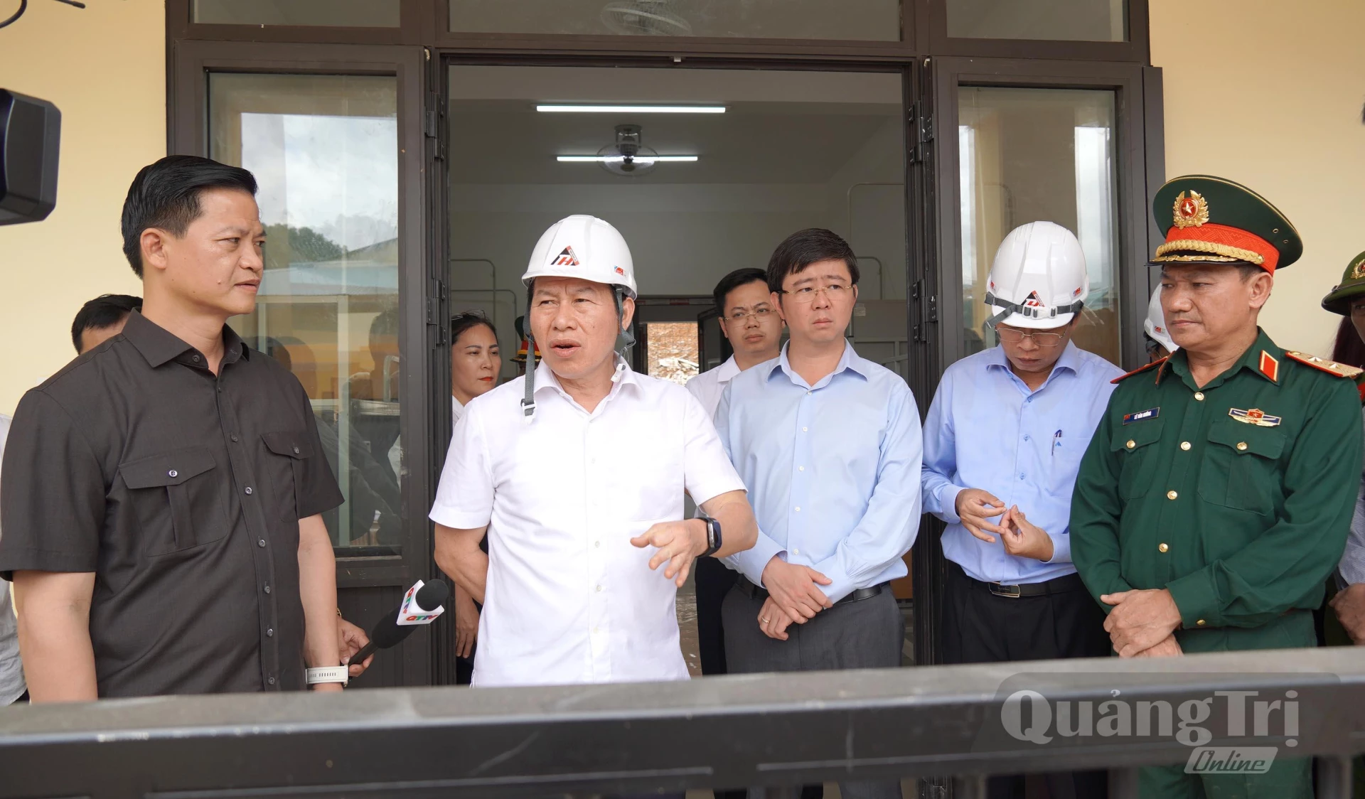 Đồng chí Phó Thủ tướng Chính Phủ Lê Tiến Châu chỉ đạo cụ thể đối với việc thi công dự án - Ảnh: C.H