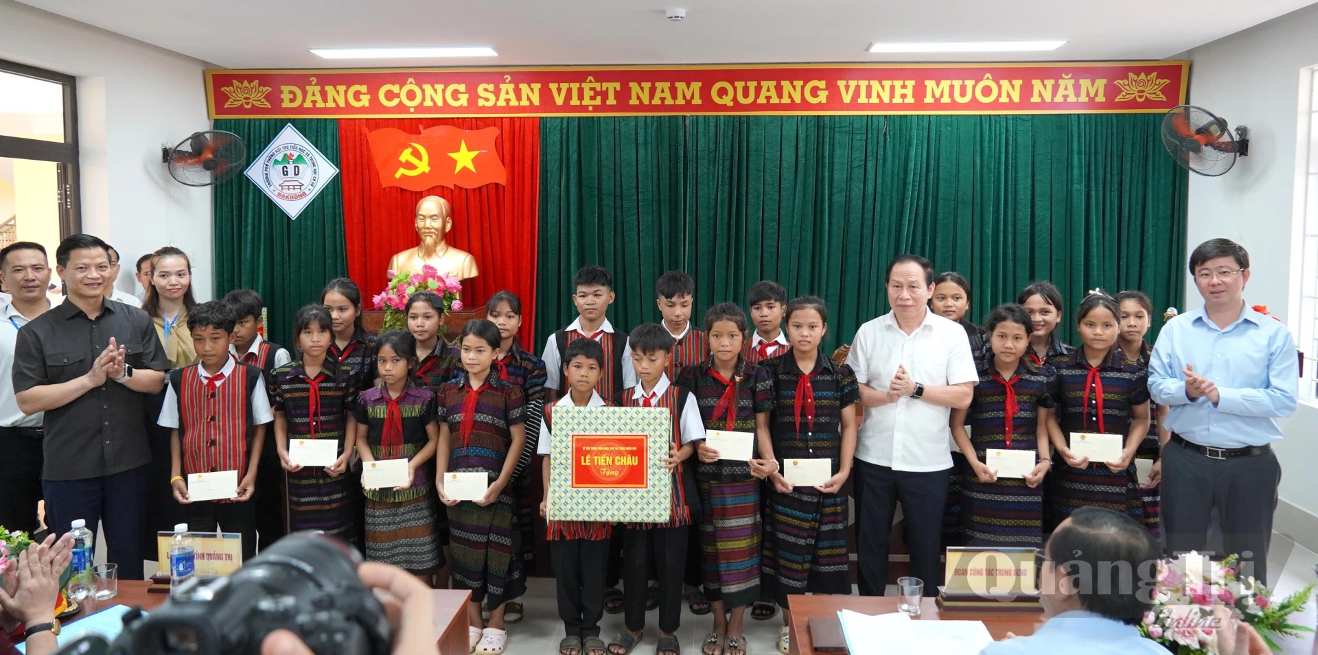Đồng chí Phó Thủ tướng Chính Phủ và lãnh đạo tỉnh tặng quà cho học sinh đang theo học tại án Trường nội trú Tiểu học và Trung học cơ sở Đakrông - Ảnh: C.H