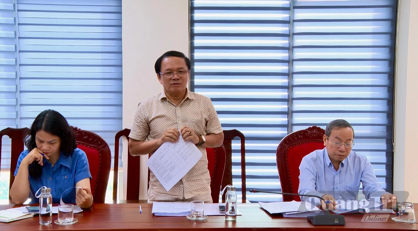 Đồng chí Lê Vĩnh Nhiên, Phó Giám đốc Báo và phát thanh, truyền hình tỉnh, thành viên Ban giám khảo thảo luận tại hội nghị - Ảnh: H.N