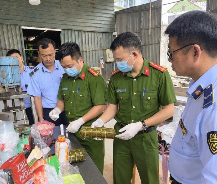 Một cơ sở sản xuất chả ở phường Đông Hà bị phát hiện sử dụng hàn the trong chế biến