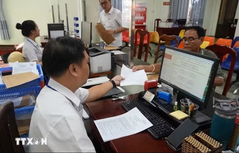 Giải quyết hồ sơ, thủ tục hành chính cho người dân và doanh nghiệp tại Trung tâm phục vụ hành chính công. (Ảnh: Lê Huy Hải/TTXVN)