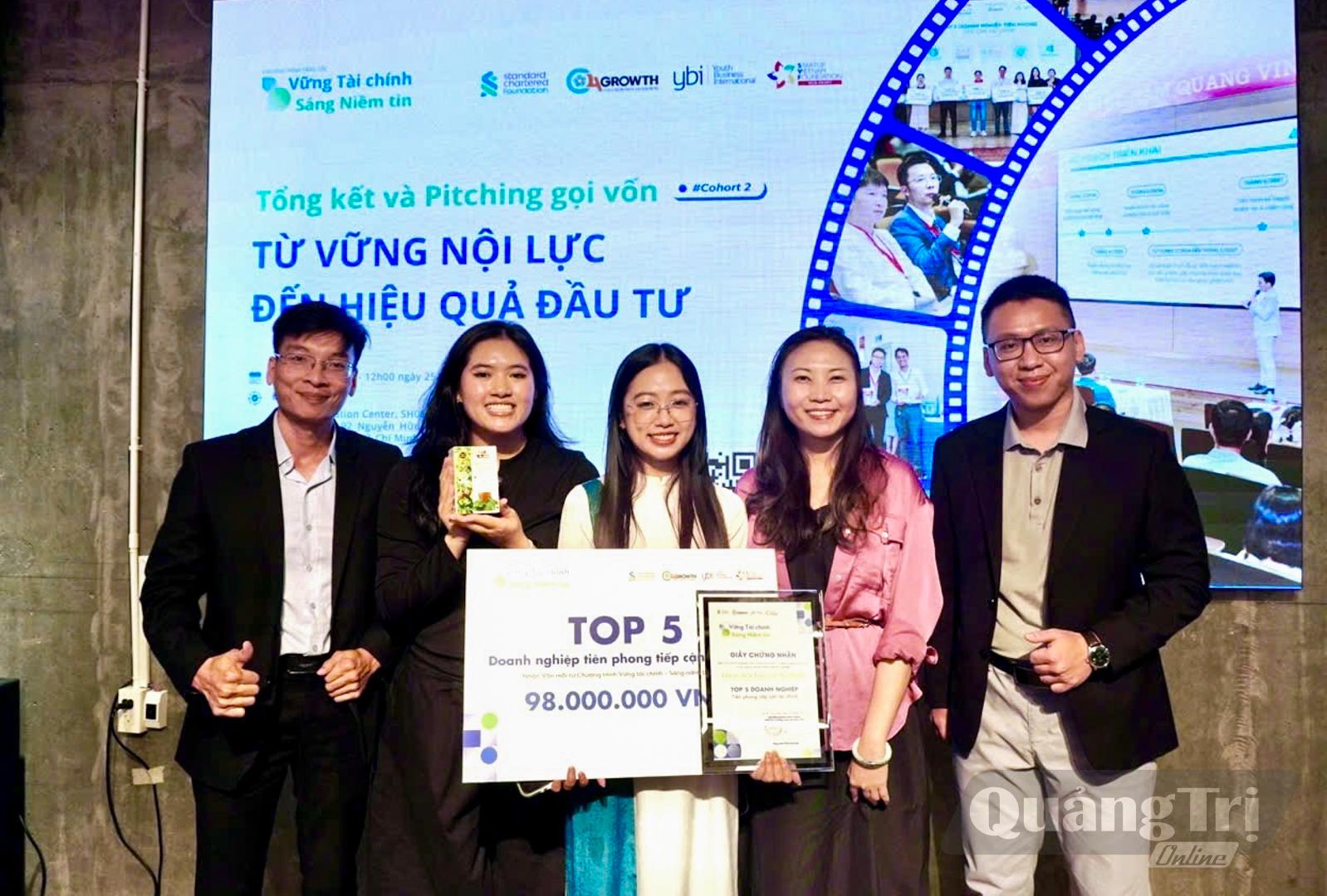 Chị Trần Lê Quỳnh Diễm nhận giải nhì Chương trình Tăng trưởng doanh nghiệp sinh thái rừng - Forest Ecopreneur 2024 và tiền thưởng 2.000 USD-Ảnh: L.T