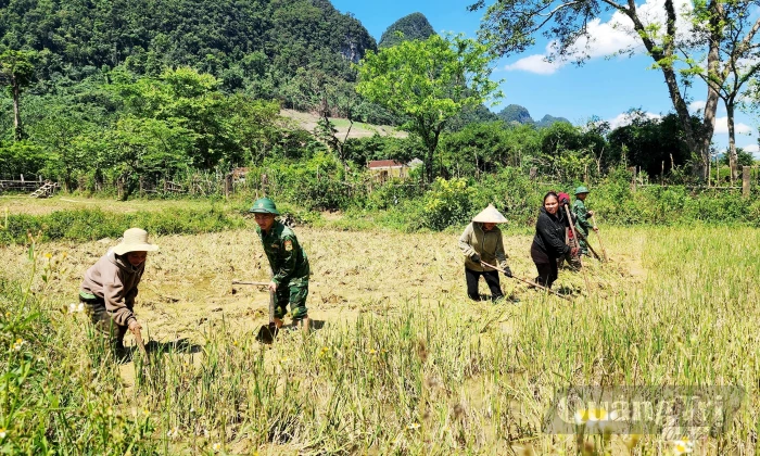 Củng cố thế trận lòng dân