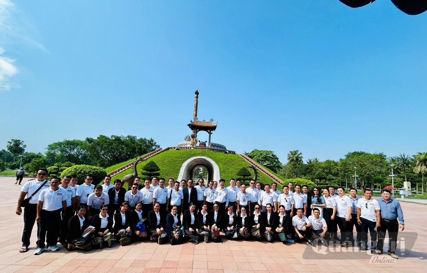 Học viên Lào học tập tại Trường Chính trị Lê Duẩn tham quan thực tế tại Di tích quốc gia đặc biệt Thành Cổ Quảng Trị -Ảnh: H.H