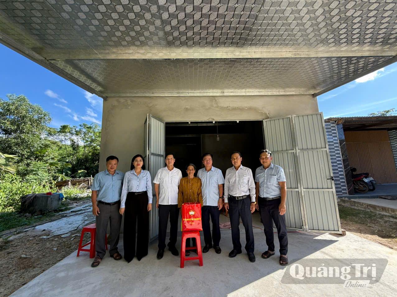 Đồng chí Đào Mạnh Hùng, Ủy viên Ban Thường vụ Tỉnh ủy, Phó Chủ tịch Thường trực Ủy ban MTTQ Việt Nam tỉnh thăm và tặng quà gia đình bà Lê Thị Minh Tuệ (thôn Thanh Hóa, xã Tuyên Lâm) - Ảnh: T.H