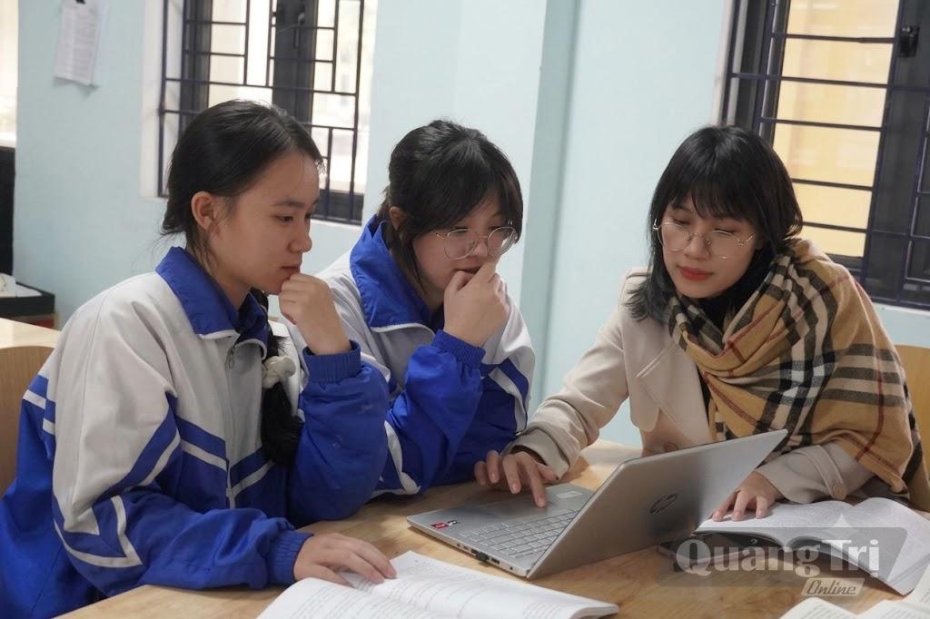 - Giáo viên hướng dẫn học sinh tự học, khai thác và kiểm chứng nguồn thông tin chính thống trên internet hỗ trợ học tập - Ảnh: Nh.V
