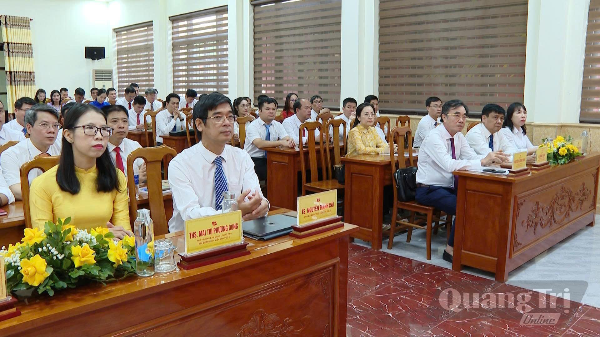Các đại biểu dự lễ khai giảng - Ảnh: Đ.A
