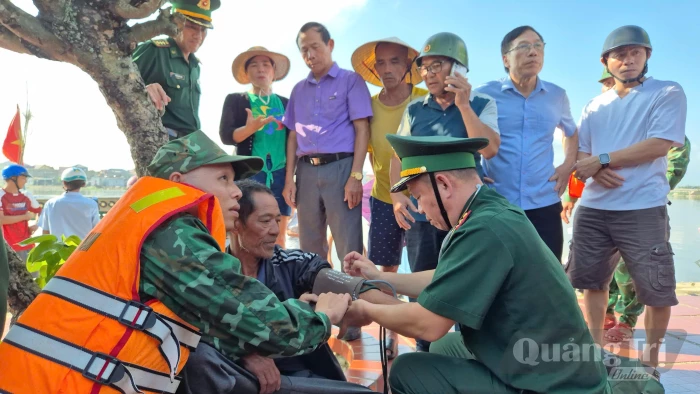 Bộ đội Biên phòng kịp thời hỗ trợ ngư dân gặp nạn trên biển