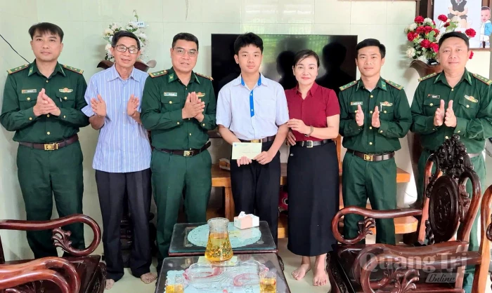 Bộ đội Biên phòng tỉnh: Thăm hỏi, tặng quà con em gia đình liệt sĩ
