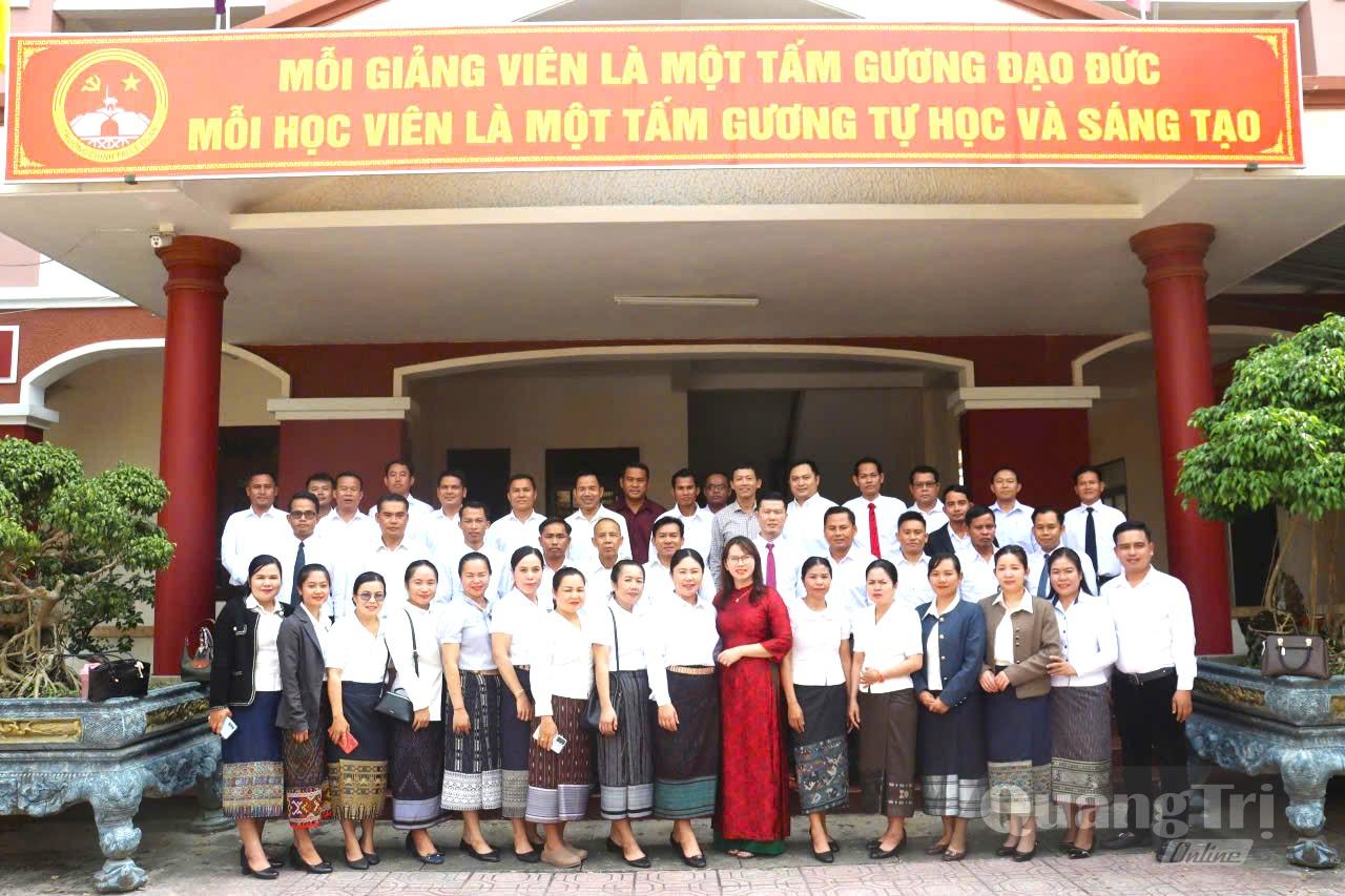 Học viên Lào chụp ảnh lưu niệm với giáo viên Trường Chính trị Lê Duẩn -Ảnh: NVCC