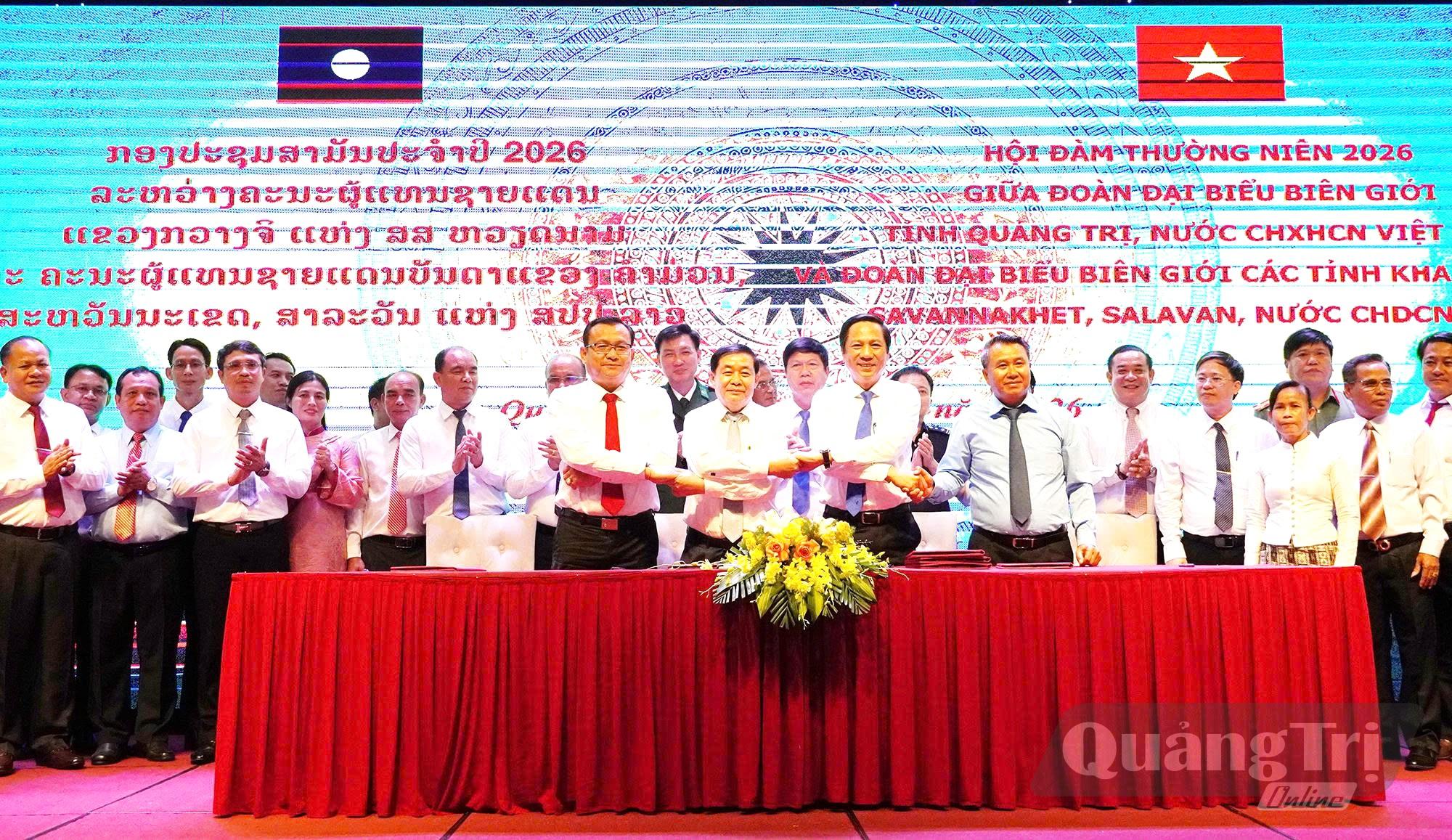 Lãnh đạo tỉnh Quảng Trị ký các thoả thuận hợp tác với lãnh đạo các tỉnh Sả-lạ-văn, Sạ-vẳn-nạ-khệt -Ảnh: L.T