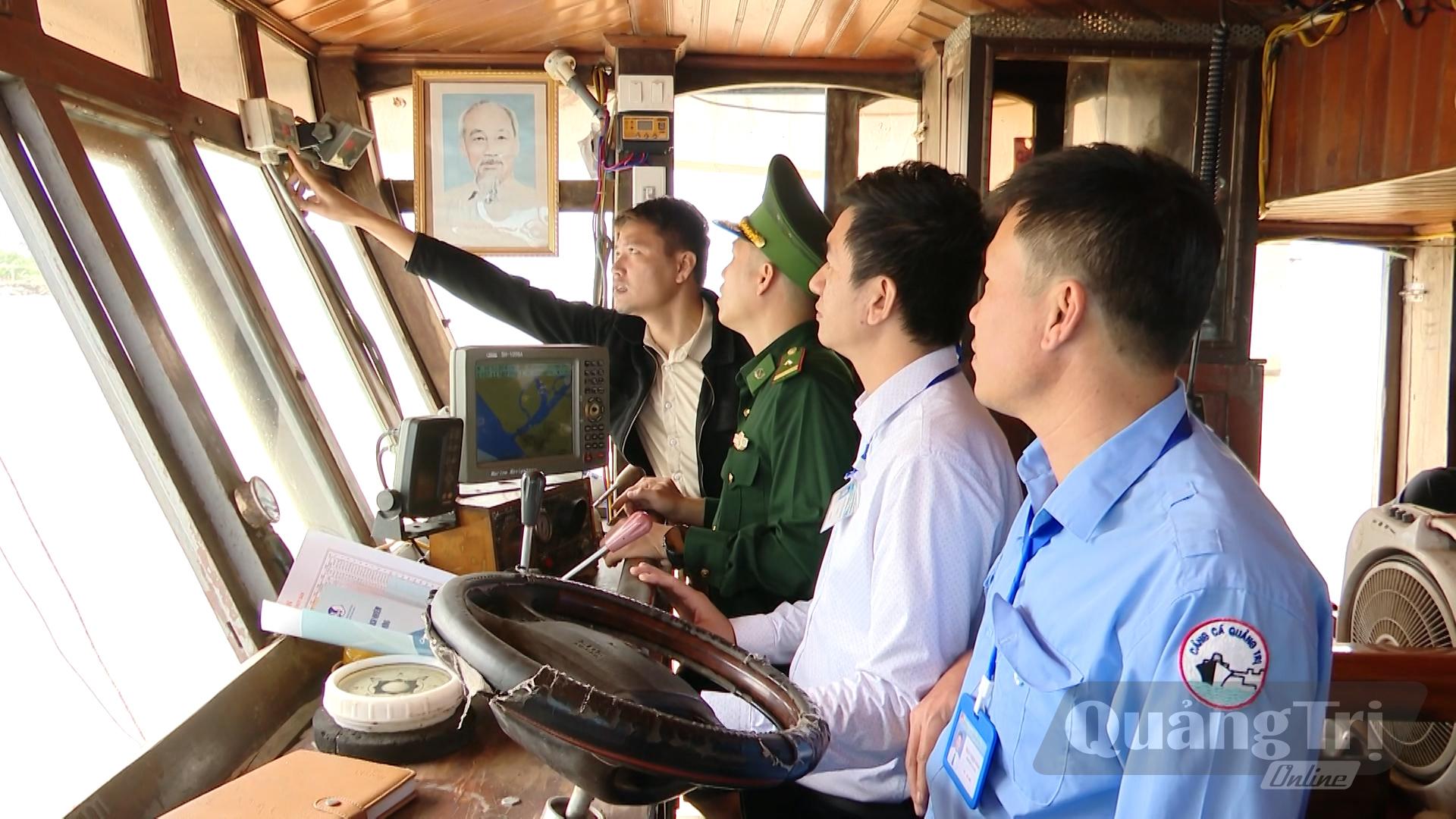 Kiểm tra thiết bị giám sát hành trình trên tàu cá - Ảnh: Đ.H