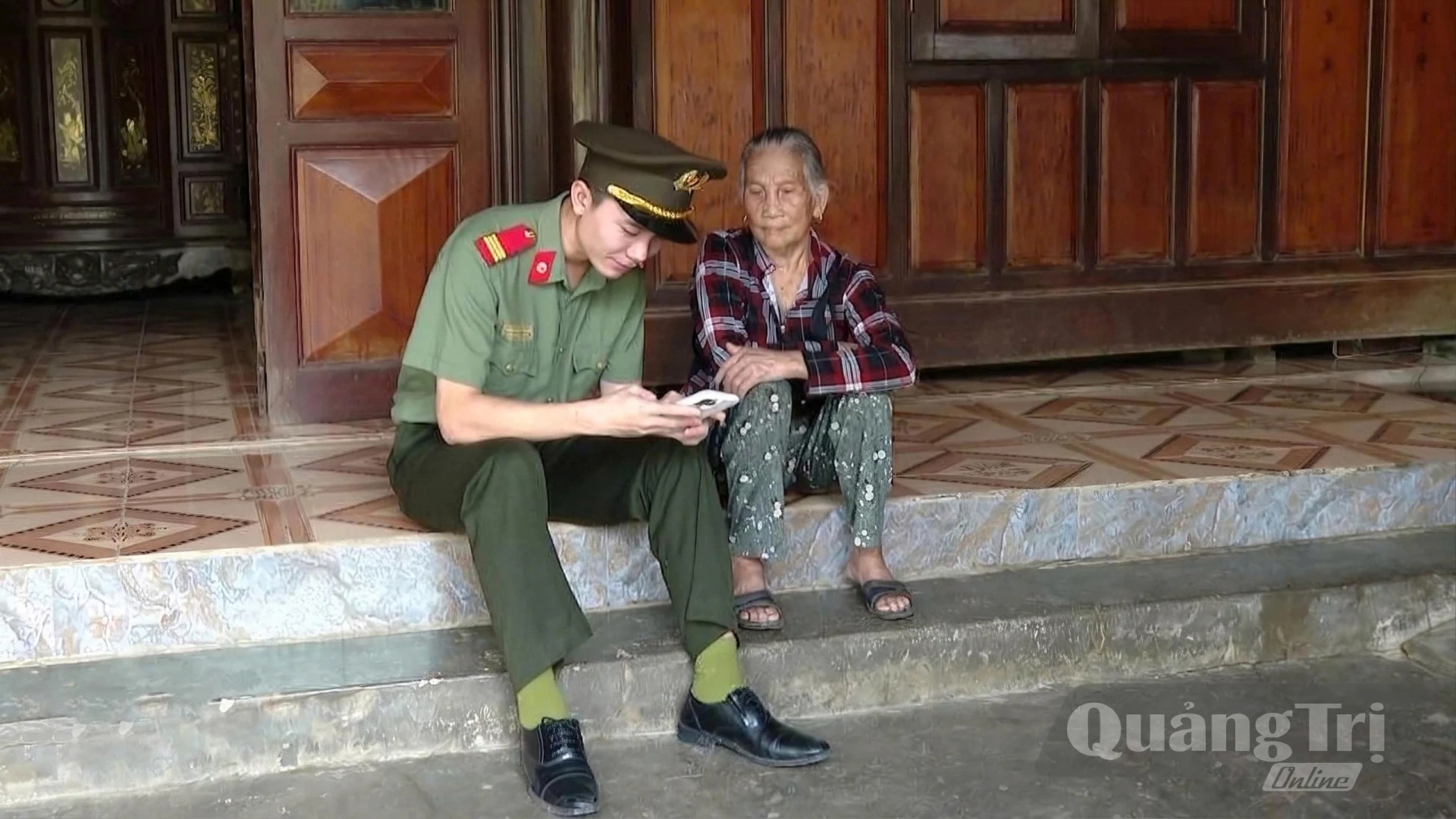 Công an xã Tuyên Sơn hỗ trợ người cao tuổi sử dụng các tiện ích số-Ảnh: Đ.A