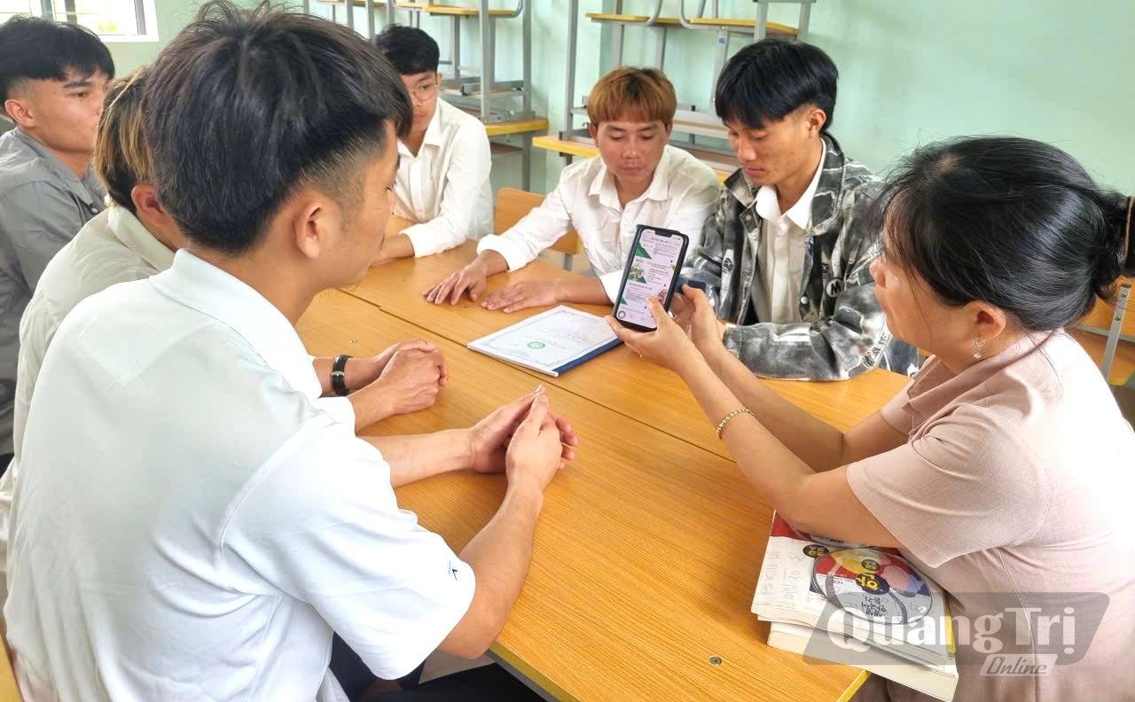 Giáo viên Trường cao đẳng Kỹ thuật Quảng Trị hướng dẫn sinh viên Lào thực hiện bài báo cáo thực tập -Ảnh: L.T