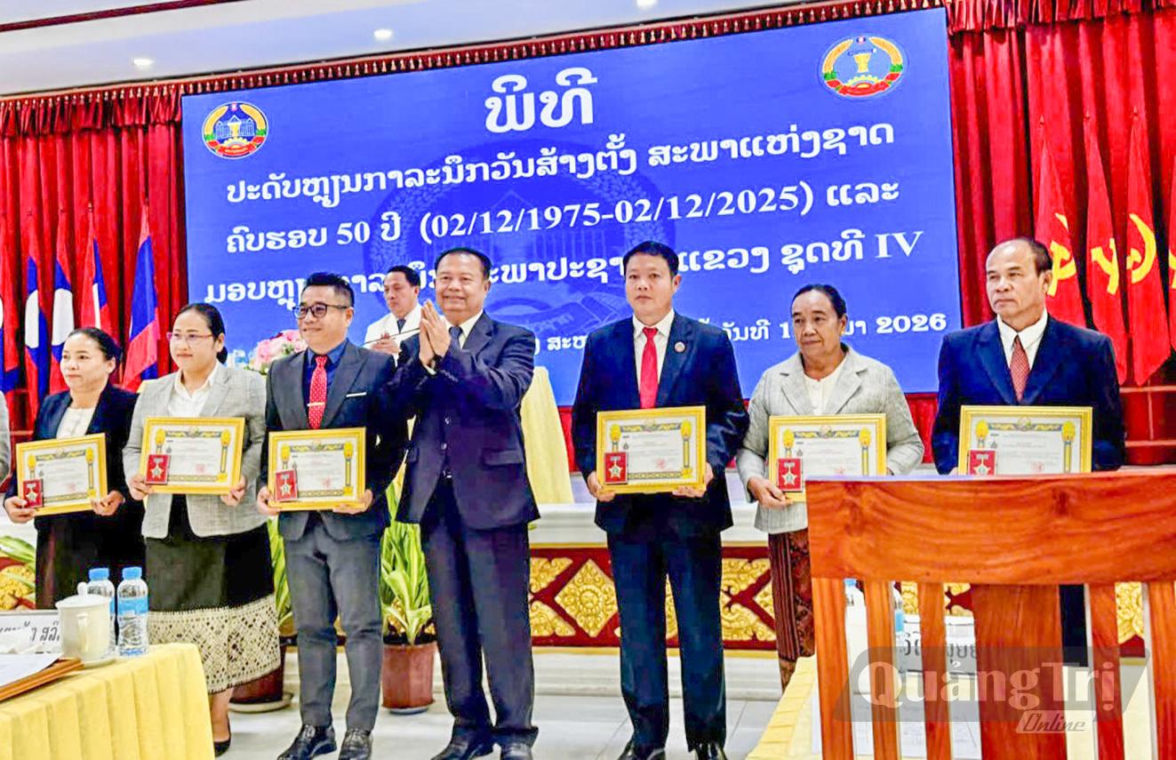 Ông Khomkhit Nhattivong (thứ 3, trái sang) được ví là người “giữ lửa” cho mối quan hệ hữu nghị đặc biệt Việt Nam-Lào -Ảnh: NVCC