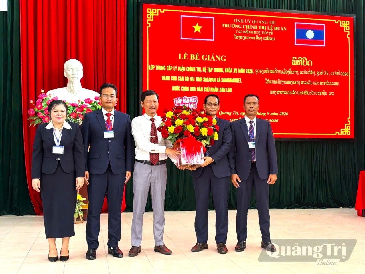Học viên Lào tặng hoa cho đại diện Ban giám hiệu Trường Chính trị Lê Duẩn sau khi kết thúc khóa học-Ảnh: H.H