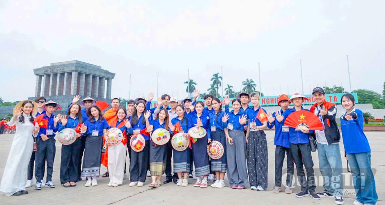 Sinh viên Lào học tập tại Trường cao đẳng Sư phạm Quảng Trị hào hứng khi lần đầu tiên được đến thăm Lăng Chủ tịch Hồ Chí Minh -Ảnh: NVCC
