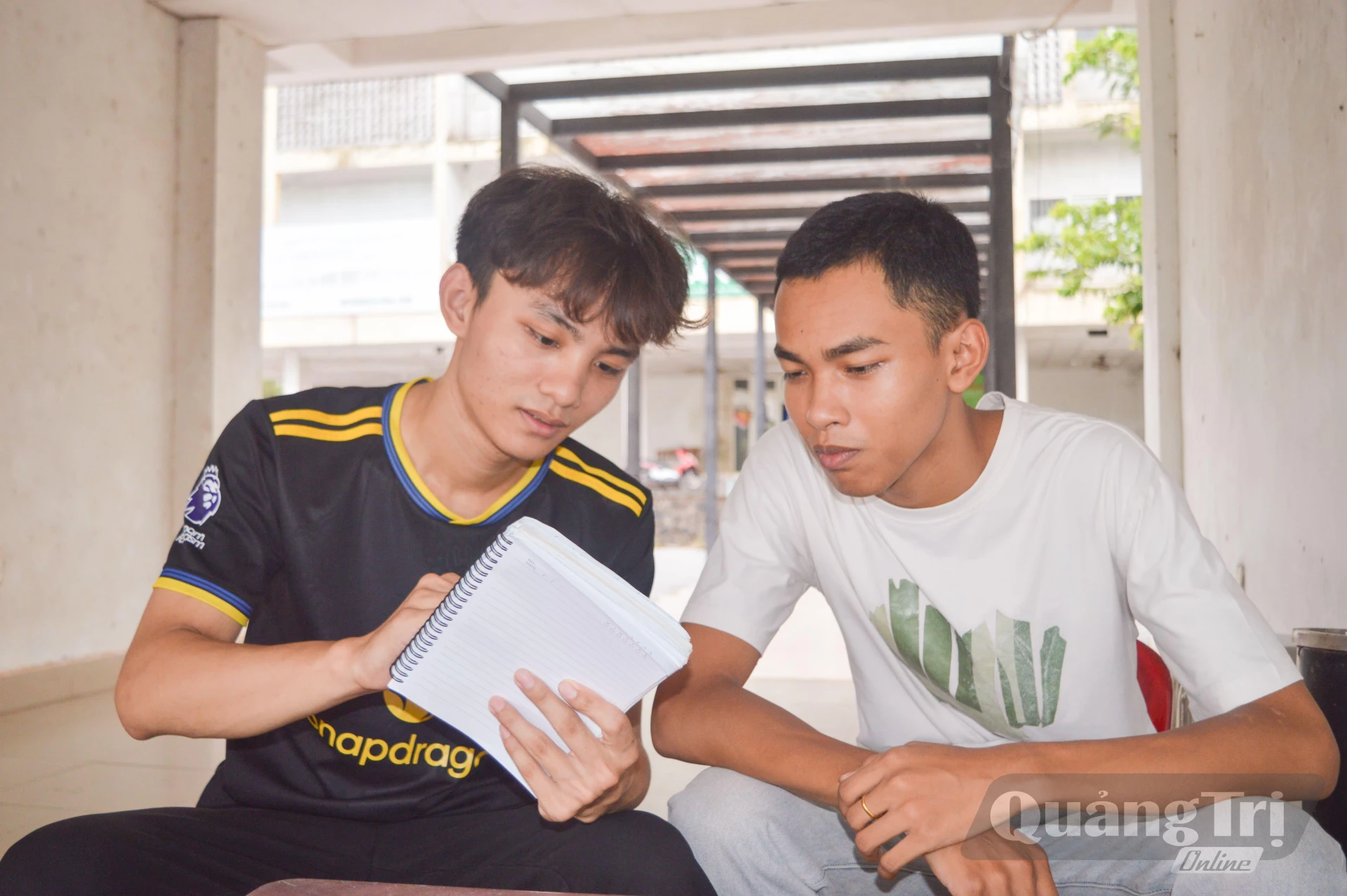 Keodala Daovone (bên phải) và Nguyễn Huy Hoàng, sinh viên Trường cao đẳng Y tế Quảng Trị luôn đồng hành với nhau trong học tập -Ảnh: L.T