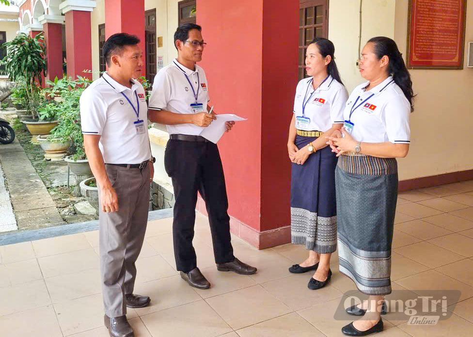 Anh Linephone Phanmahsack (thứ 2, trái sang) trao đổi với học viên trong lớp -Ảnh: H.H    