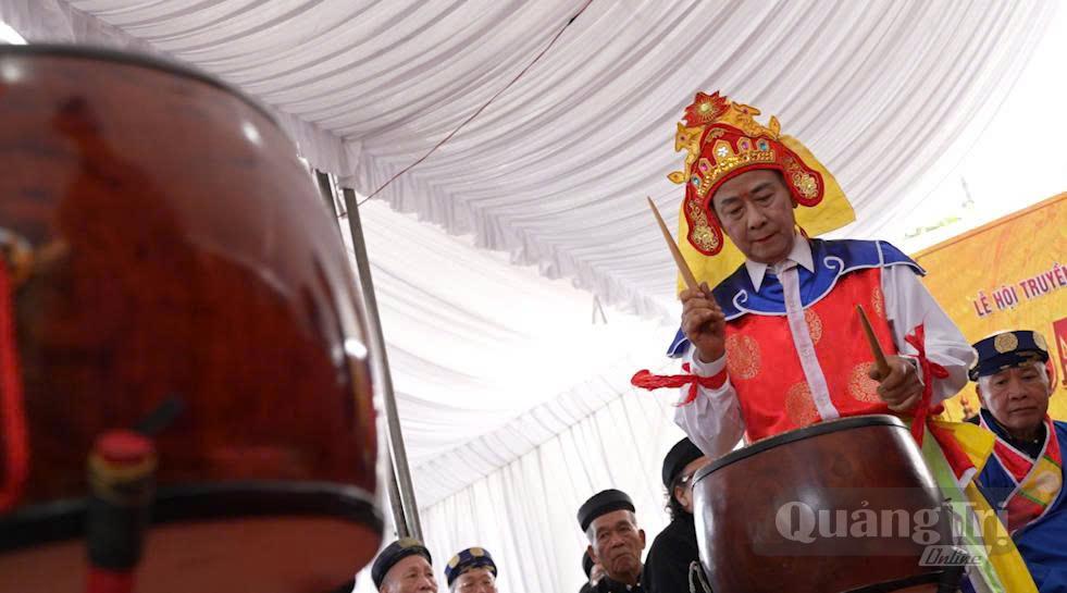  Giữa nhịp sống hiện đại, tiếng trống quân vẫn ngân vang như lời nhắc nhở con cháu về cội nguồn - Ảnh: A.T