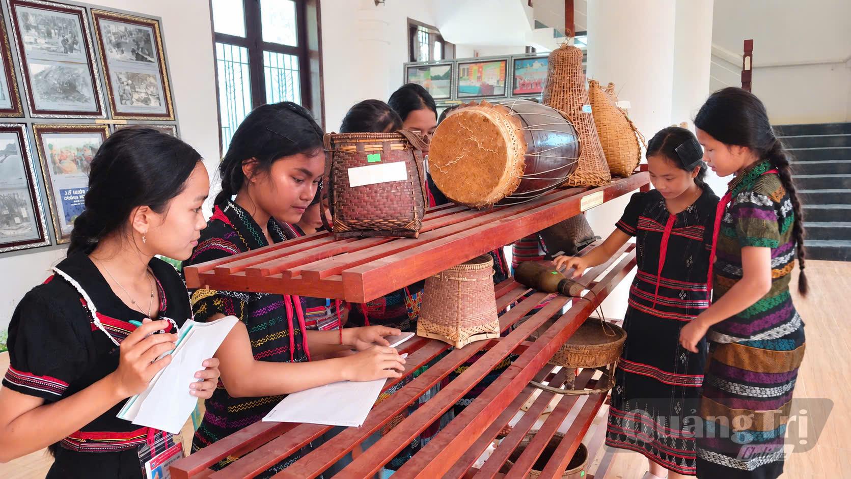 Mặc trang phục truyền thống vào thứ 2 hằng tuần là cách để học sinh thêm trân trọng và gìn giữ bản sắc văn hóa dân tộc - Ảnh: N.B