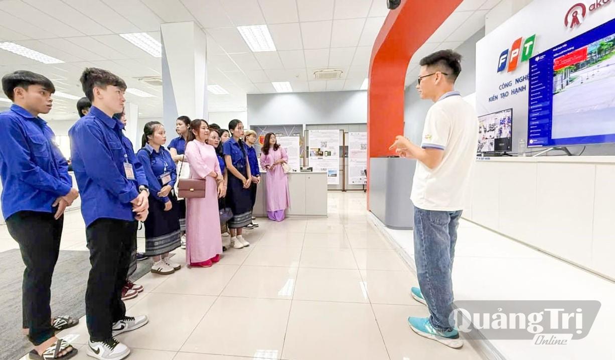 Lưu học sinh Lào tham quan, học tập thực tế tại Trường Đại học FPT Quy Nhơn -Ảnh: NVCC