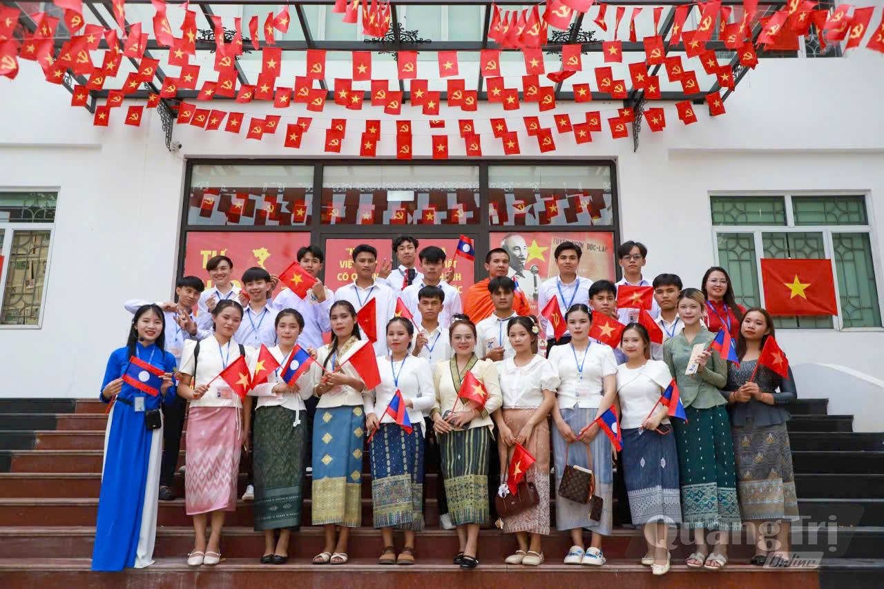 Sinh viên Lào trong một chuyến trải nghiệm thực tế -Ảnh: NVCC